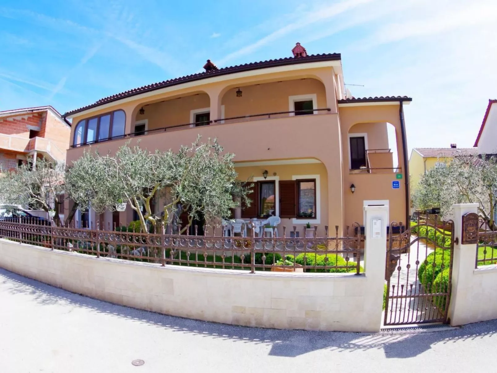 "Denis" mit Terrasse-Buiten