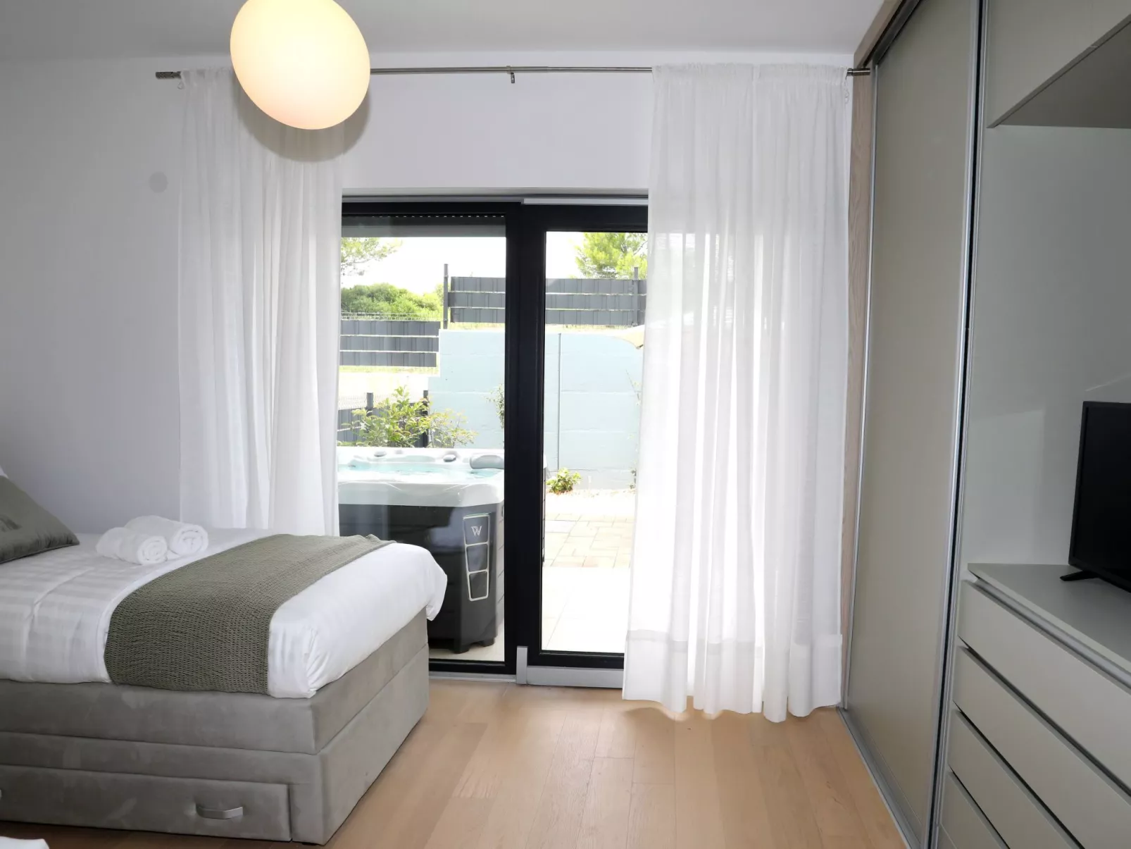 Luxus-Appartement mit Jacuzzi, Parkplatz und Garten-Binnen