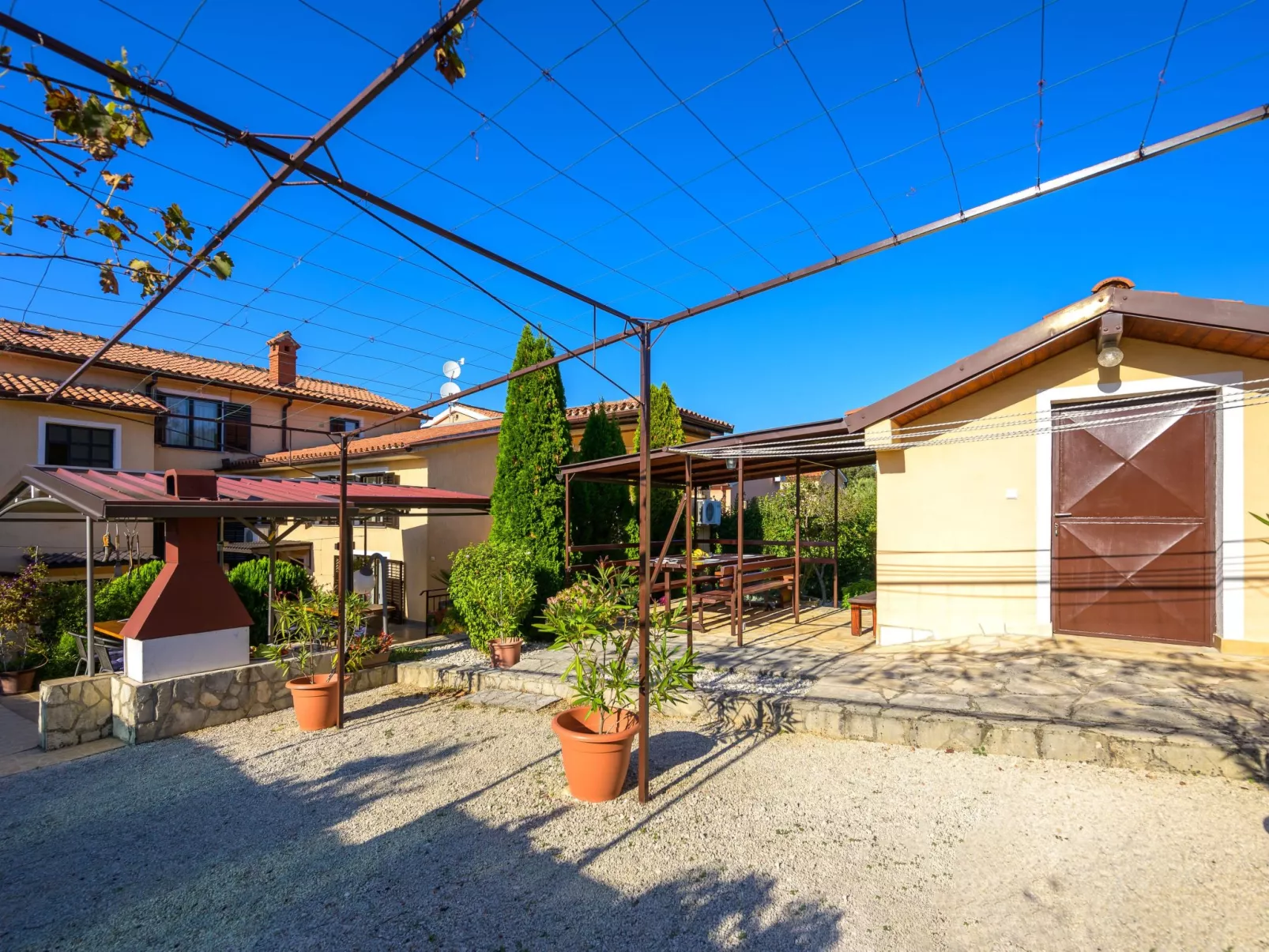 Ruhig gelegene Ferienwohnung 7-Buiten