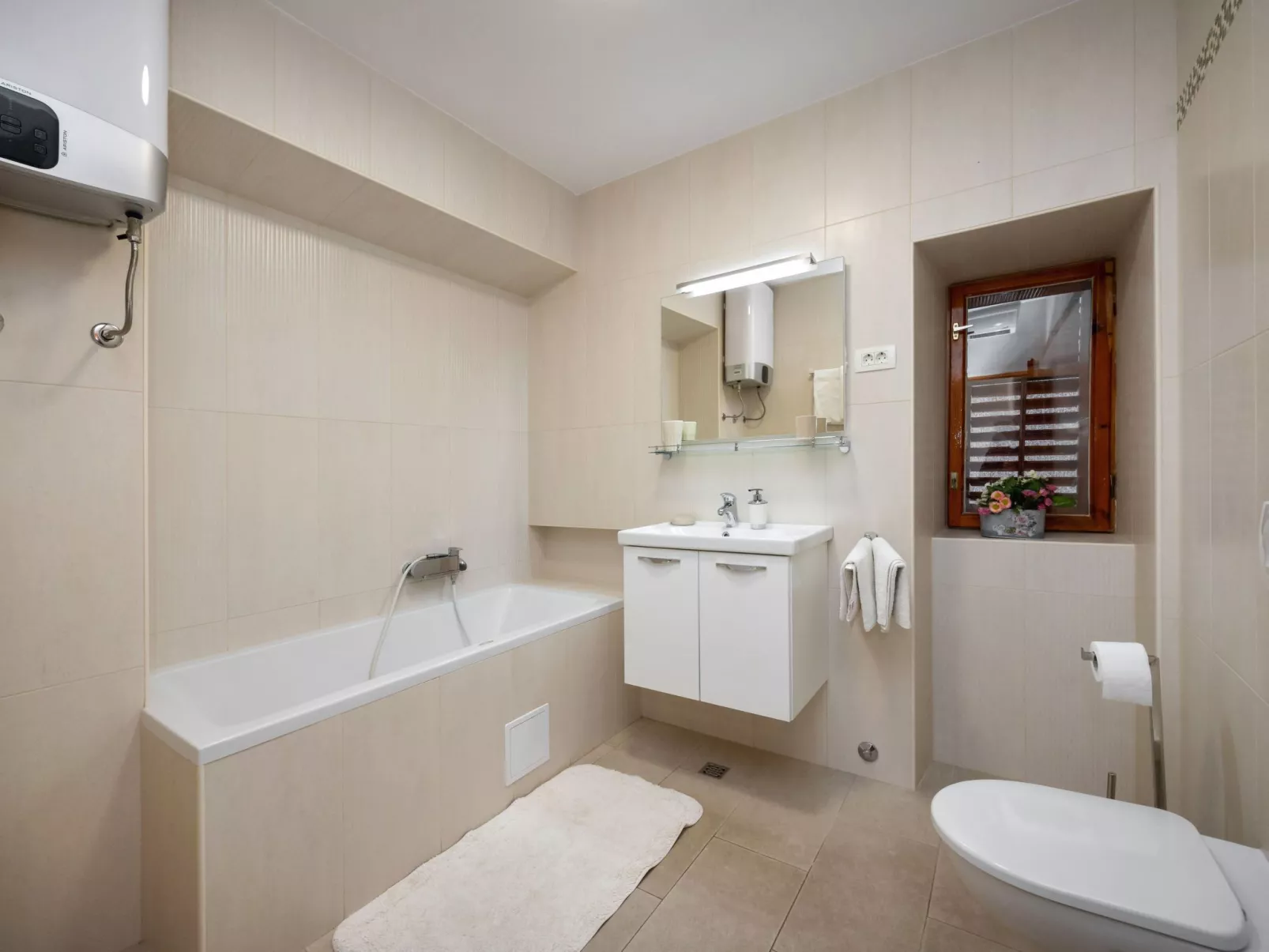 Maric mit Terrasse und Balkon-Image-tags.info