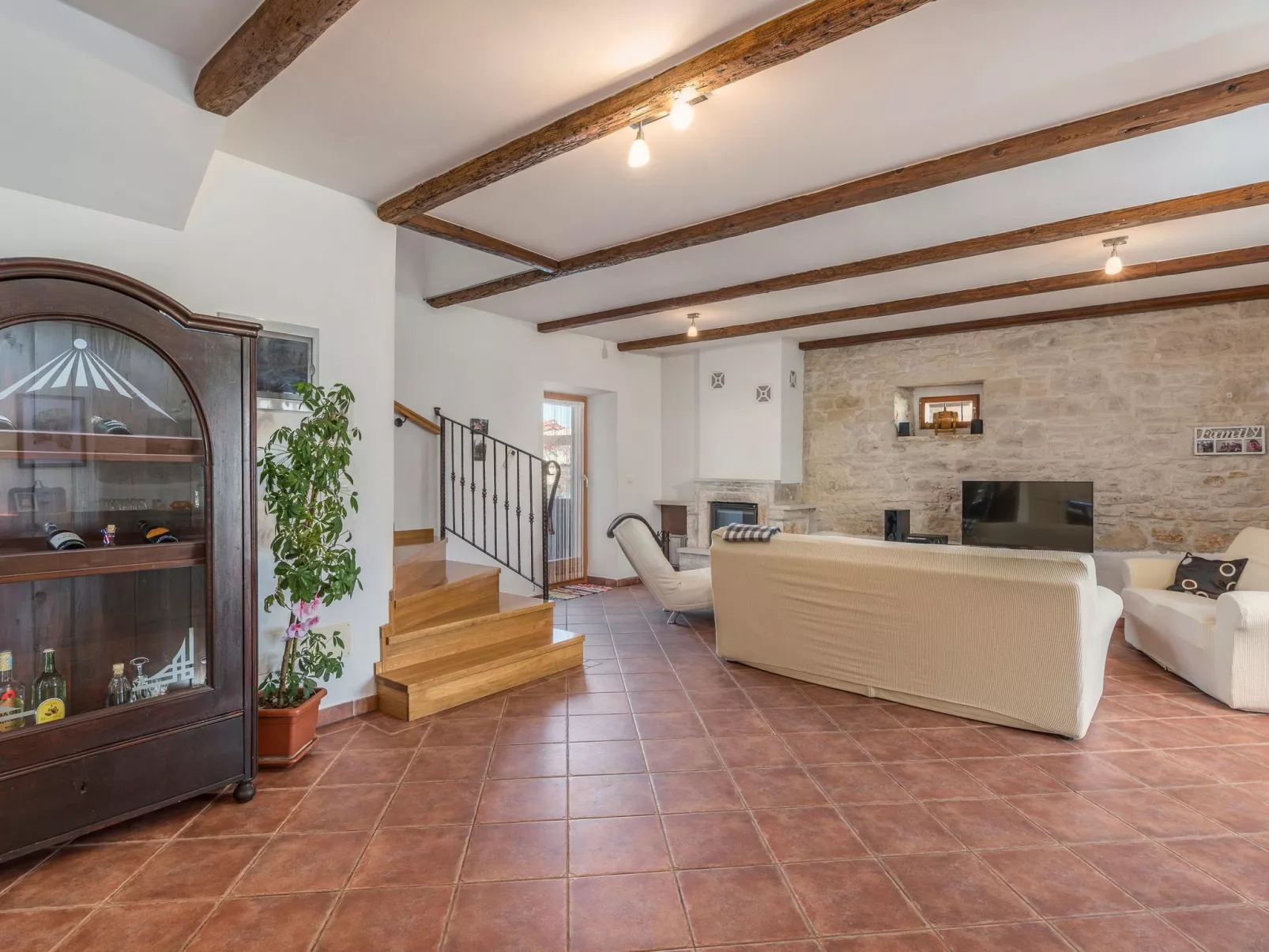 Gemütliches Ferienhaus in Peresiji mit Grill und Terrasse-Binnen