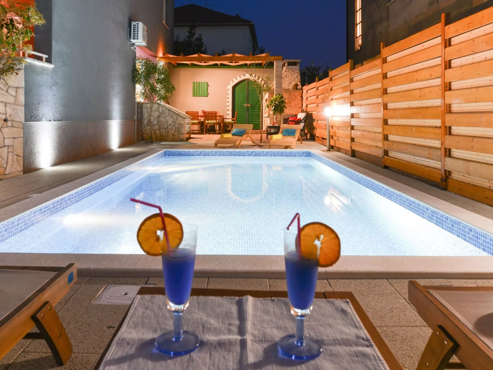 Villa Šima- Luxusappartement mit privatem Pool-Buiten