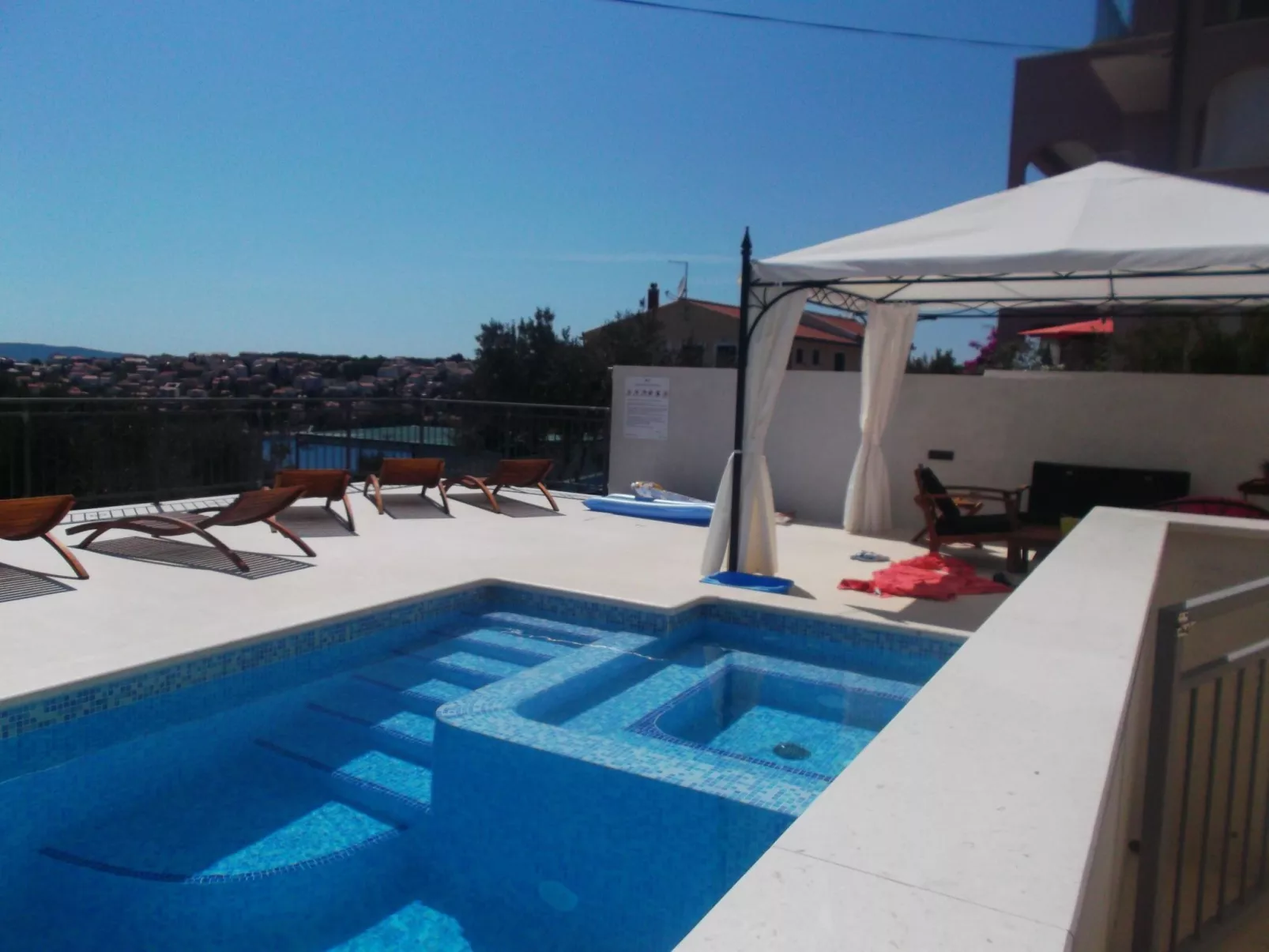 Ferienwohnung, Meerblick Terrasse beheizter Pool-Buiten