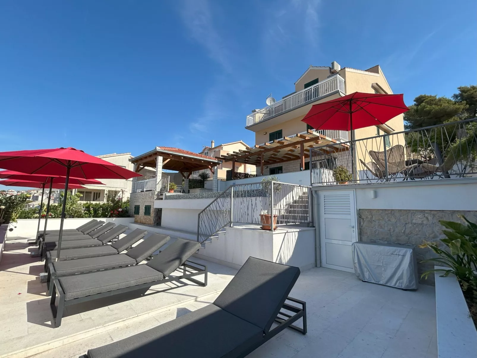 Beheizter Infinity-Pool, Wohnung mit Meerblick3-Buiten