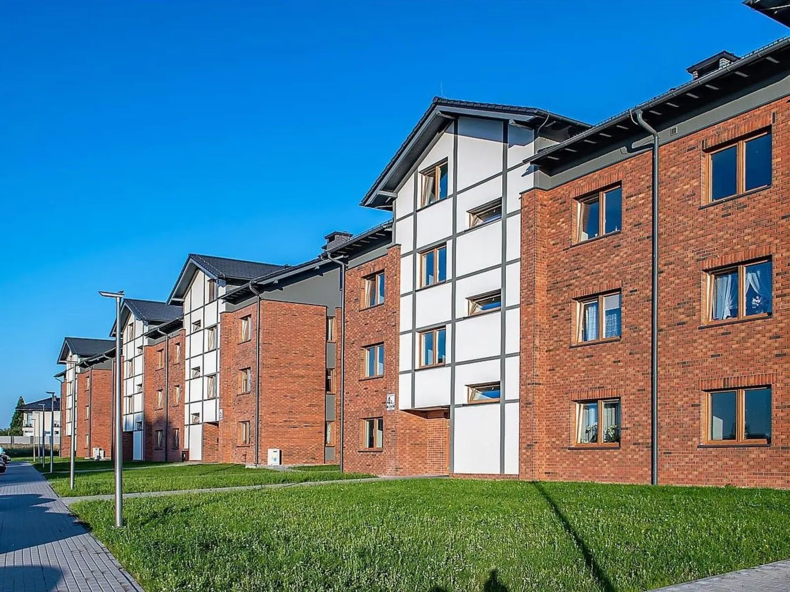 Moderne Ferienwohnung mit Balkon, nur 500 Meter von Meer und Strand entfernt-Buiten