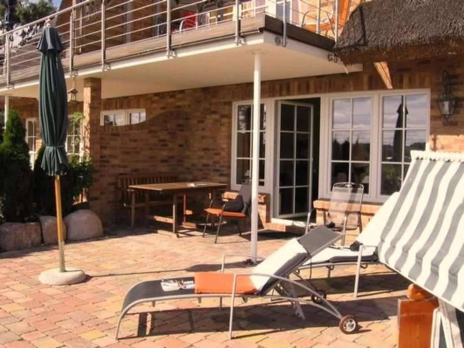 Wunderschönes Appartement mit Garten und Terrasse-Buiten