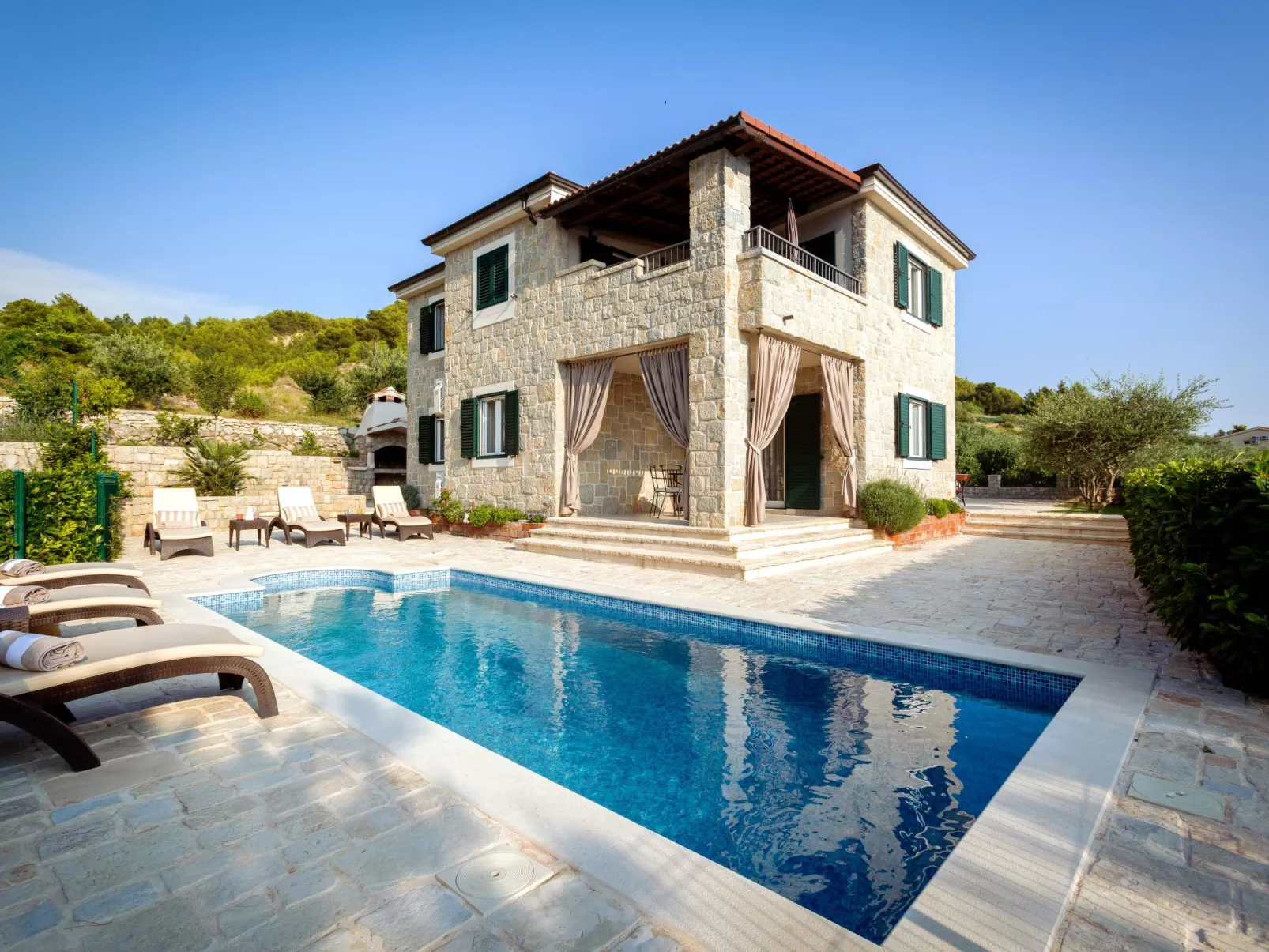 Luxuriöse Steinvilla mit privatem Swimmingpool und herrlichem Meerblick-Buiten