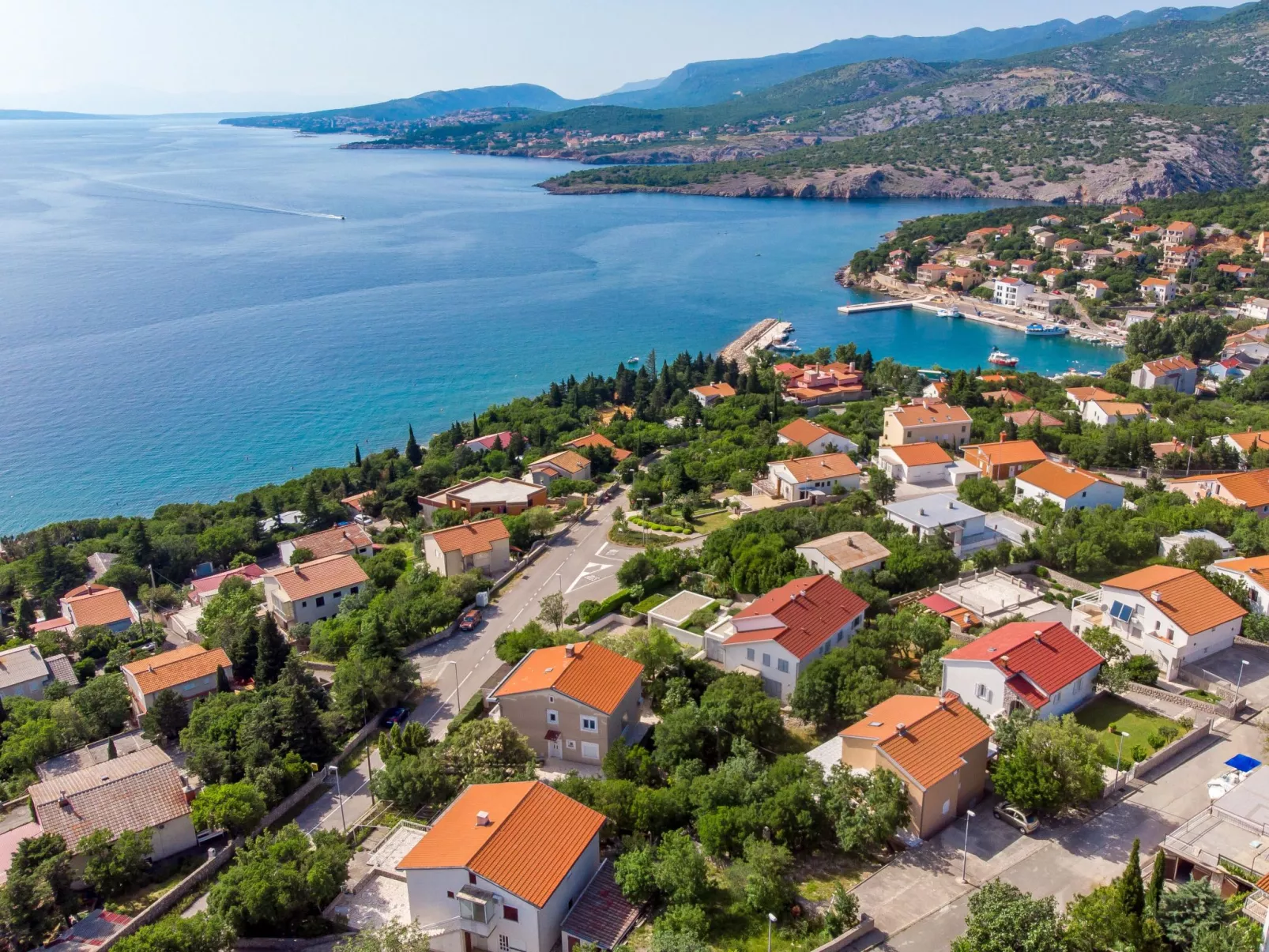 Mobilheim "Adria Family" mit Pool-Omgeving