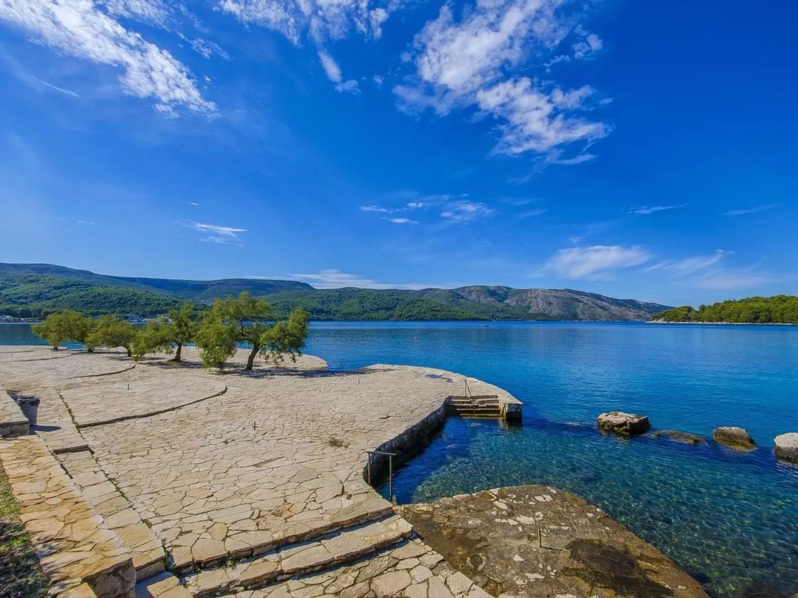 Tihana mit mediterranem Garten-Buiten