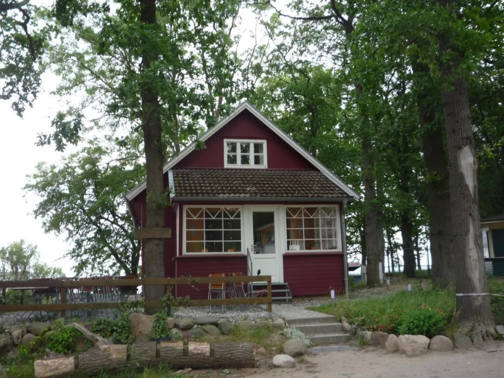 Gemütliches Schwedenhäuschen mit Terrasse-Buiten