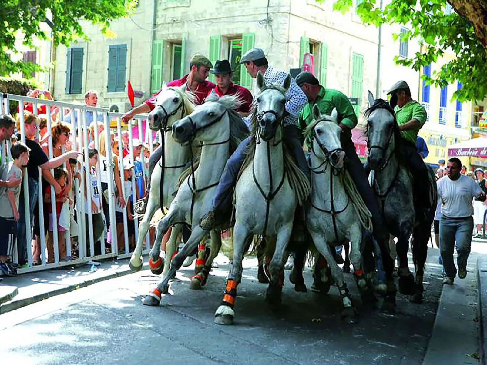 Eine kleine Ecke der Provence. Privater beheizter Pool-Buiten