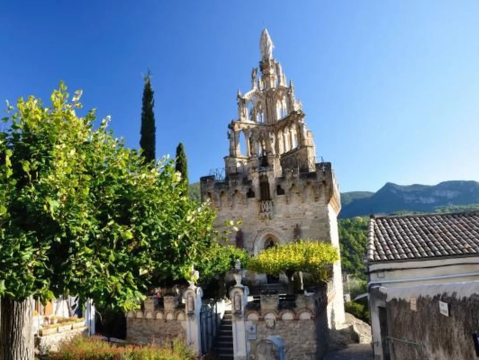 "Haus der Olivenbäume"-Buiten