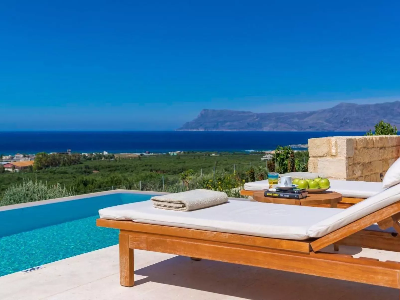 "Villa Charisma" mit eigenem Pool-Binnen