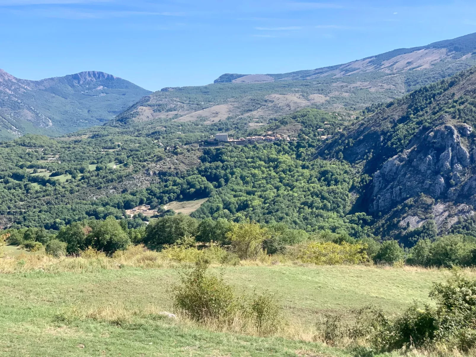 Steinhaus Garten und Blick auf die Berge-Buiten