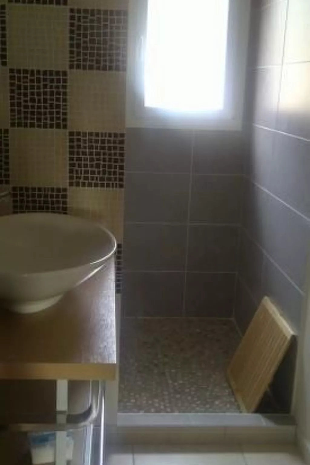 Freistehendes Haus mit großer Terrasse und Panoramablick auf die Landschaft-Image-tags.info