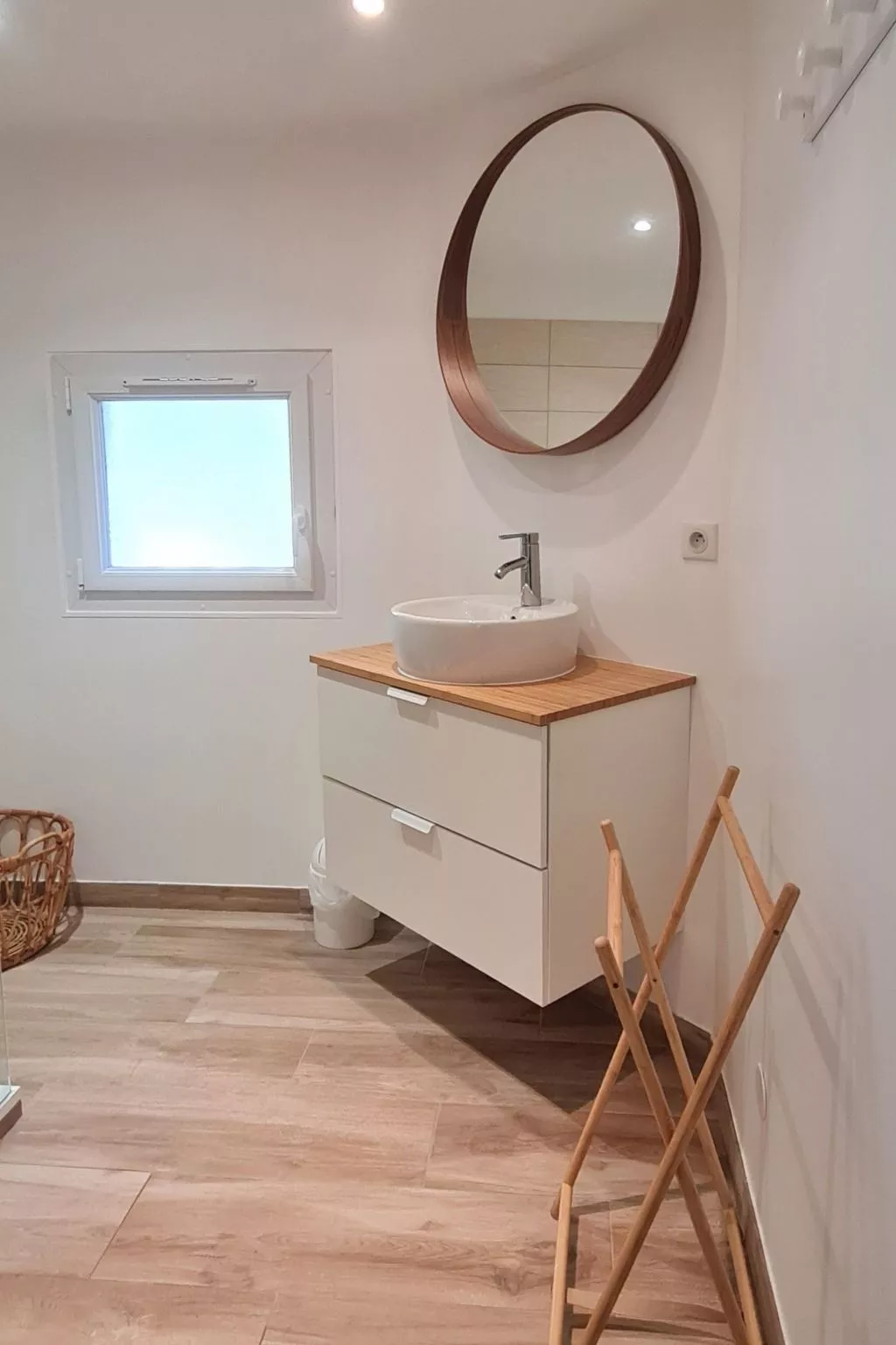 Im Herzen der Weinberge, schattige Terrasse umgeben von Grün, Pool - Image-tags.info