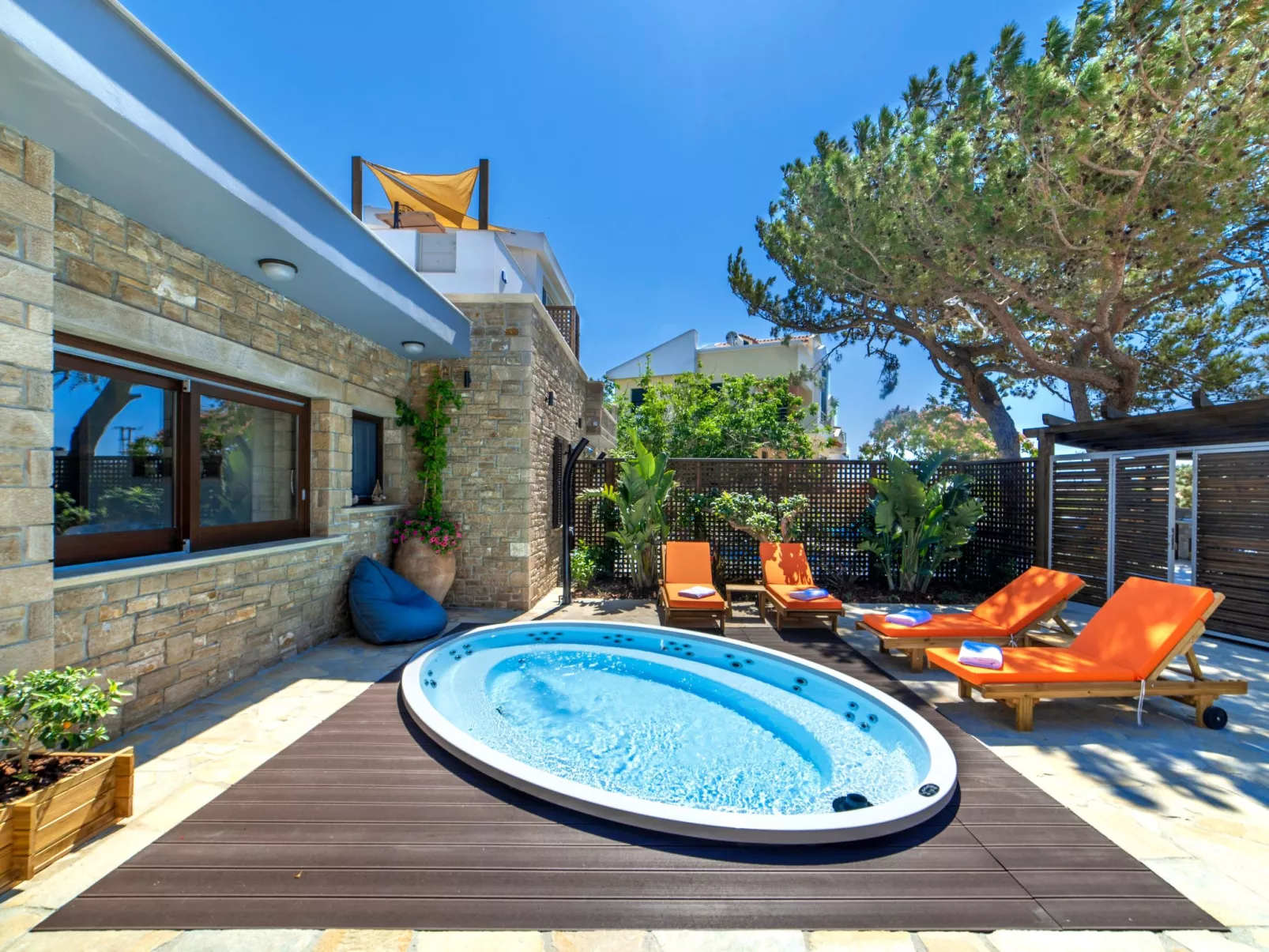 Luxuriöser Villenkomplex mit 14-16 Schlafzimmern in Strandnähe-Buiten