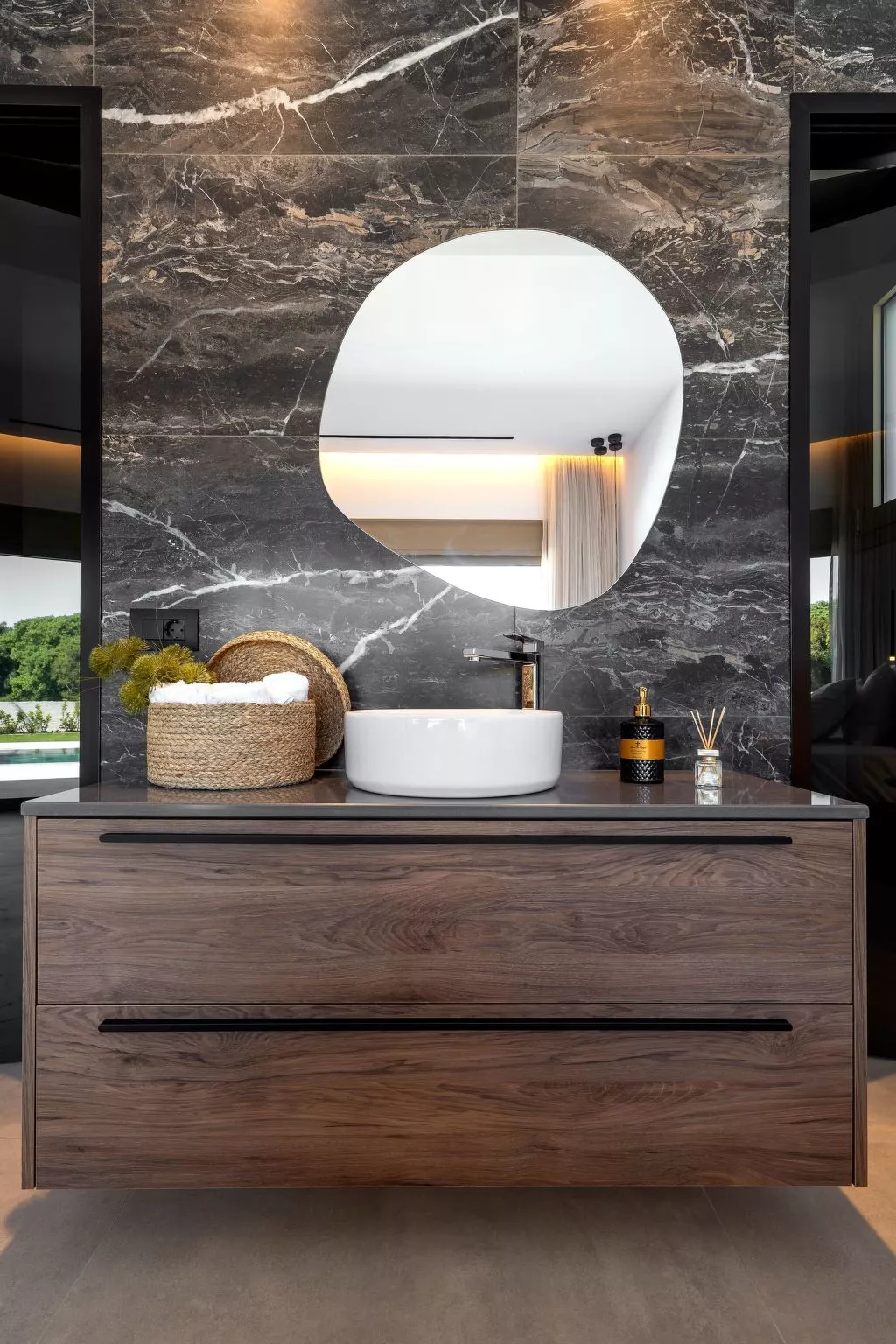 Emerald Estate-Binnen