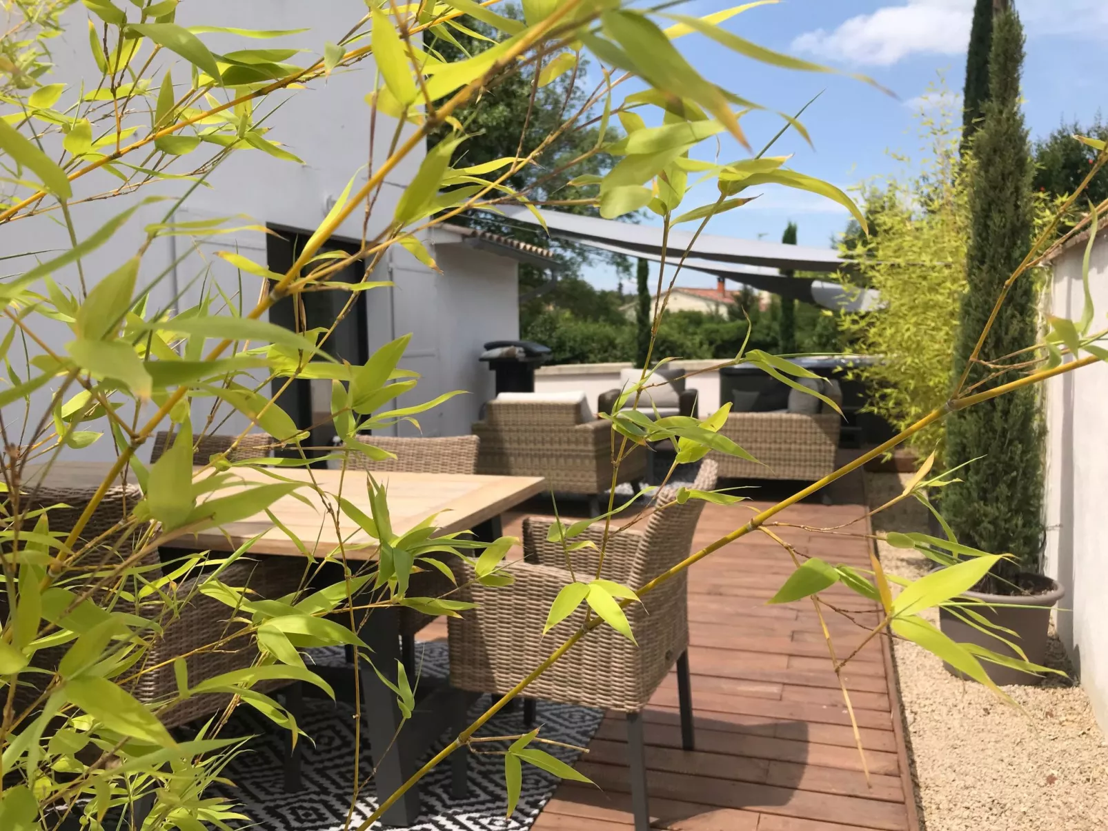 Villa mit Garten, Grill und Terrasse - Buiten