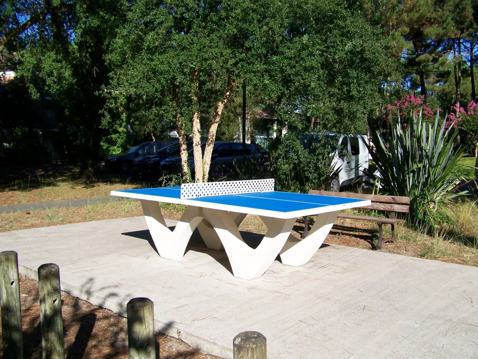 Hübsches kleines Haus in ruhiger Lage in einer baumbestandenen Residenz mit beh-Buiten