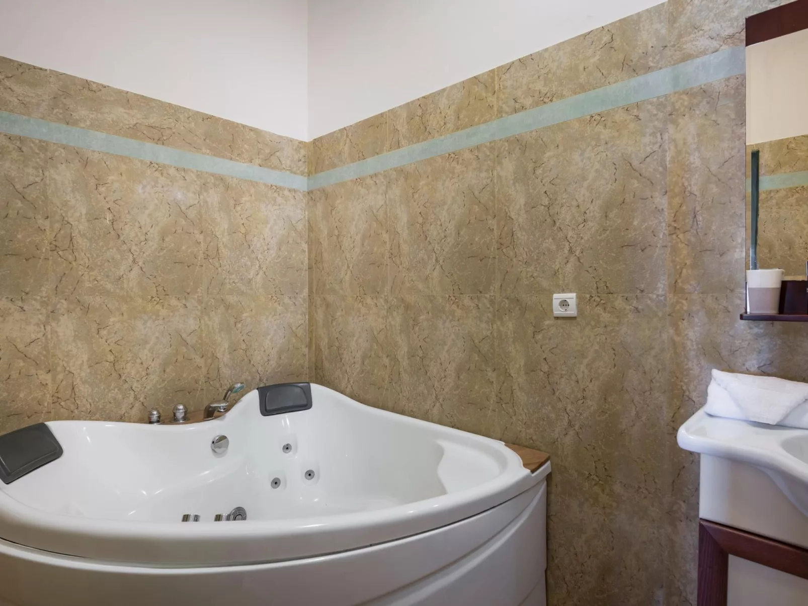 Luxuriöse Villa in Strandnähe mit Blick auf den privaten Pool-Binnen