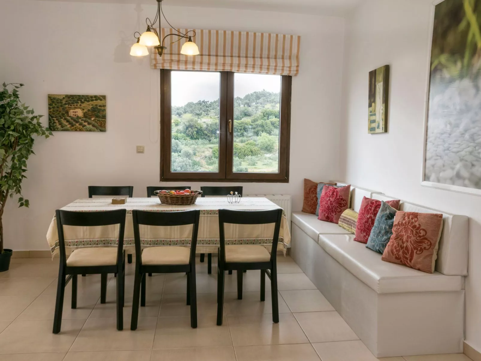 Familienvilla mit privatem Pool, Spielplatz und BBQ-Binnen