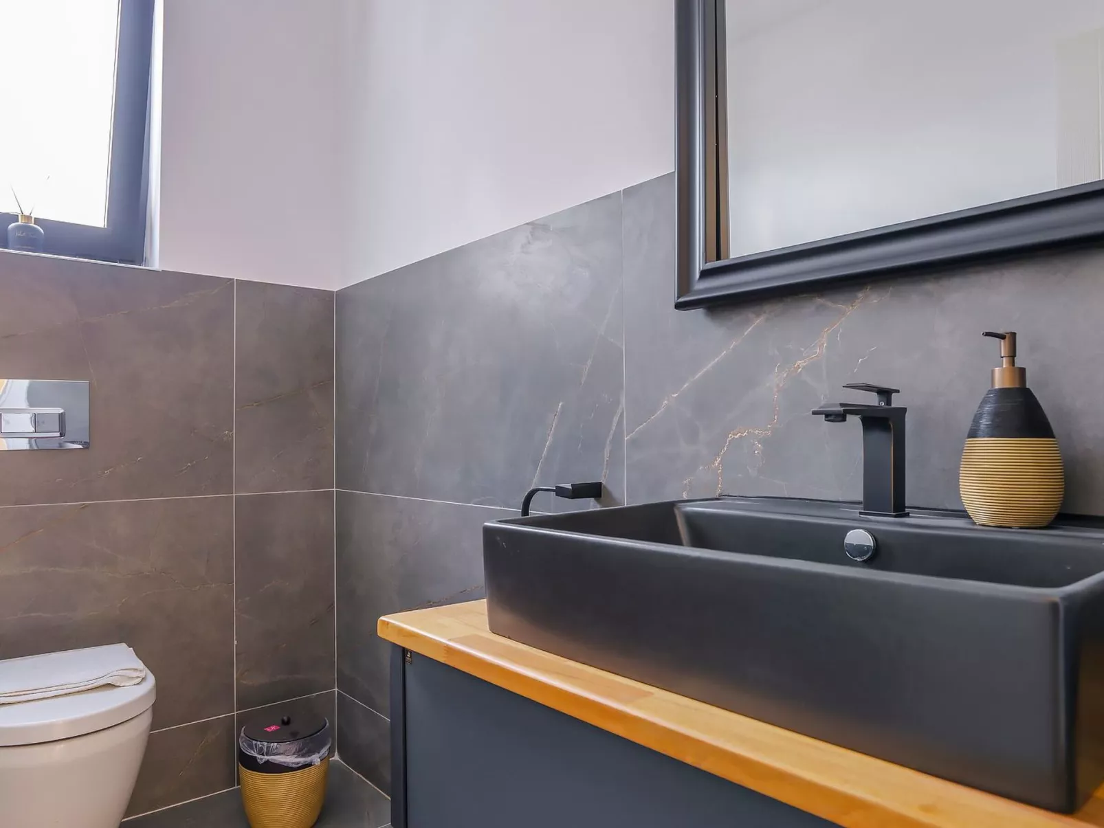 Schöne Villa mit Pool, Blick auf Meer und Tal-Binnen