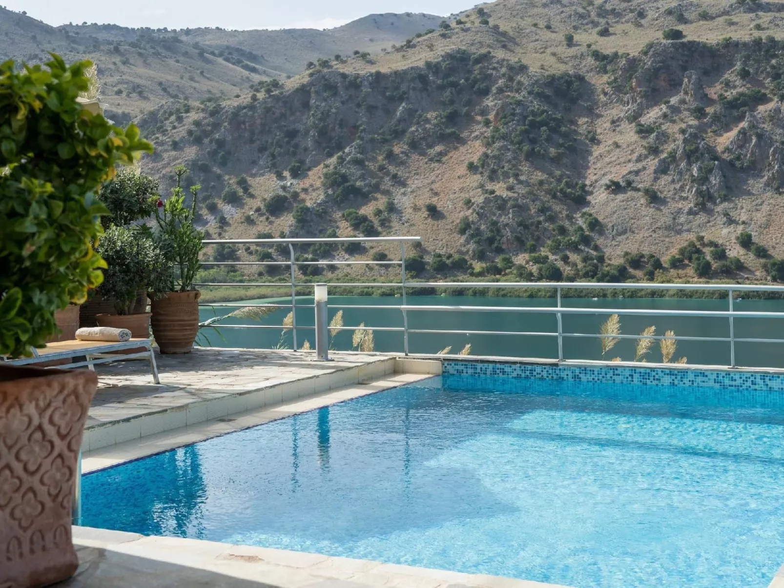 Villa mit Seeblick und Pool in der Nähe von Restaurants-Image-tags.info