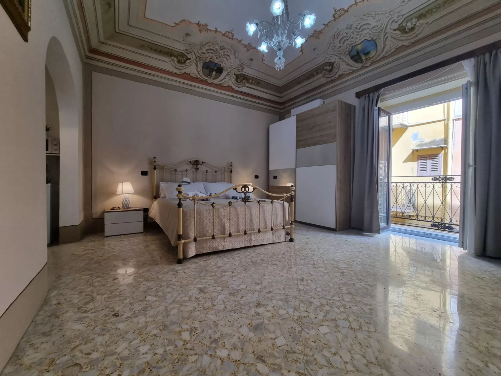 Donna Elisa von Holiday World