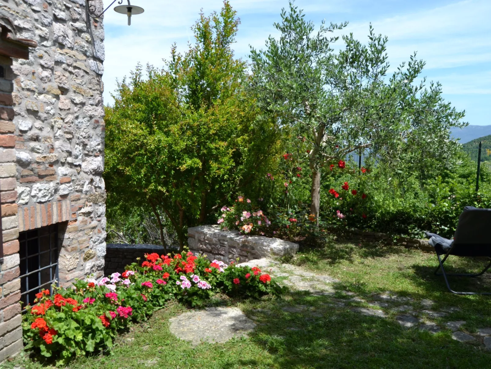 Altes Steinhaus mit Garten-Image-tags.info