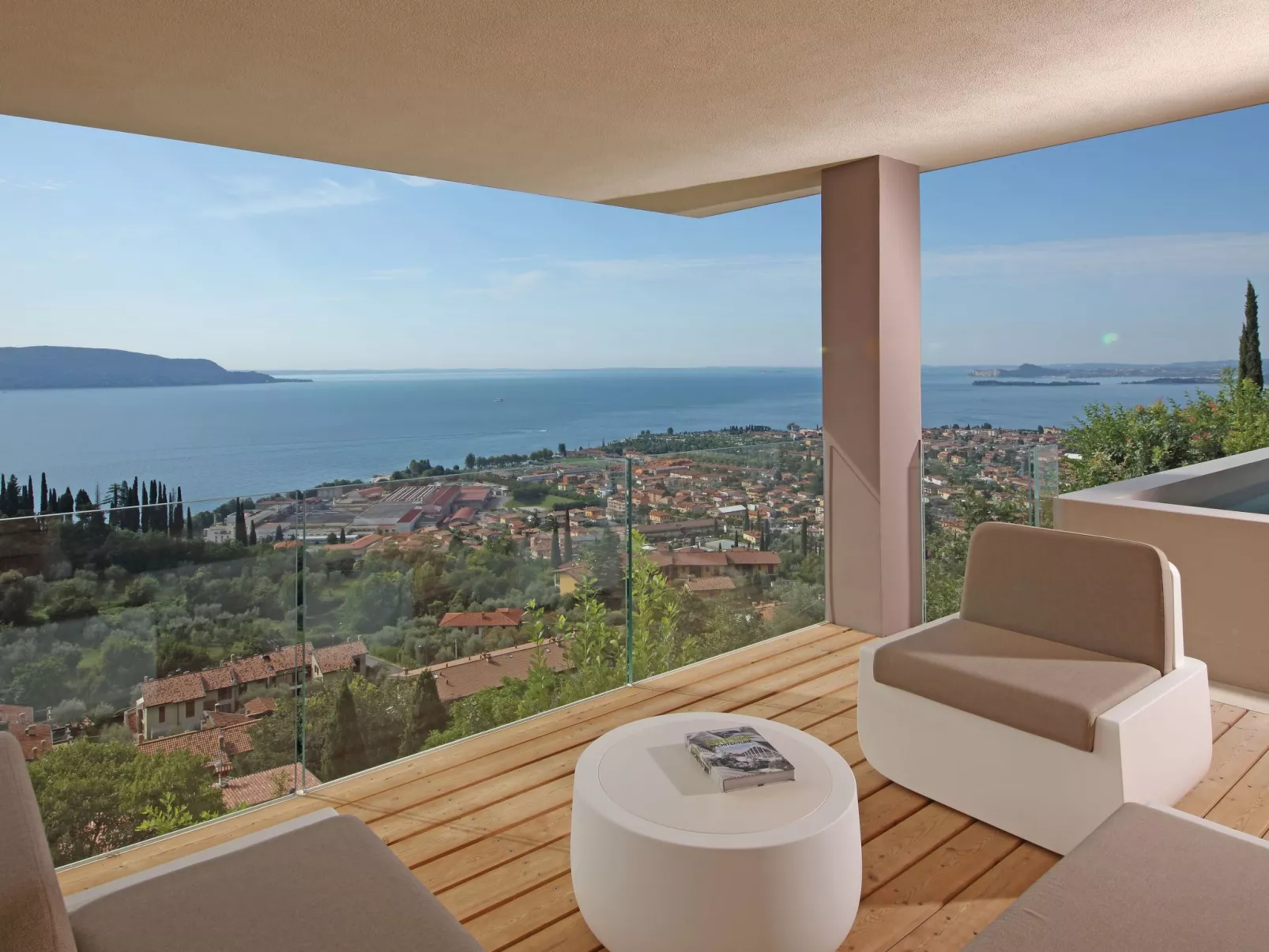 Exklusive Villa Agave mit Seeblick und privatem Pool-Buiten