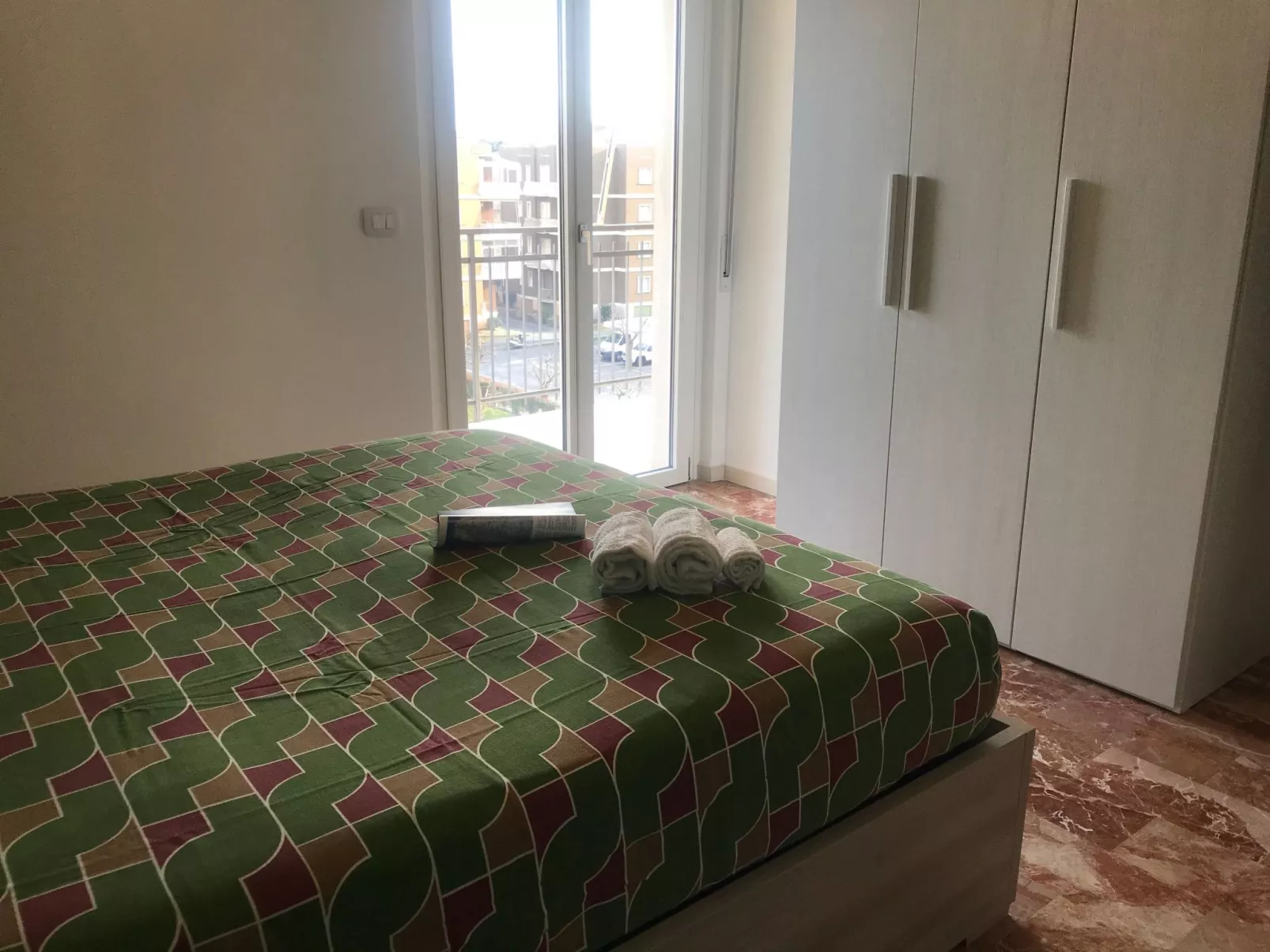 'White' mit Balkon-Binnen