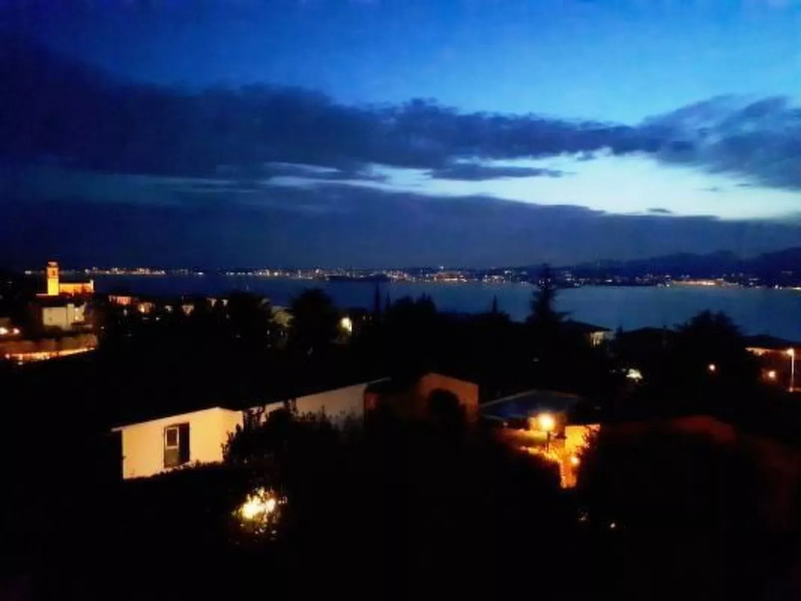 Flacher Sonnenaufgang-Buiten