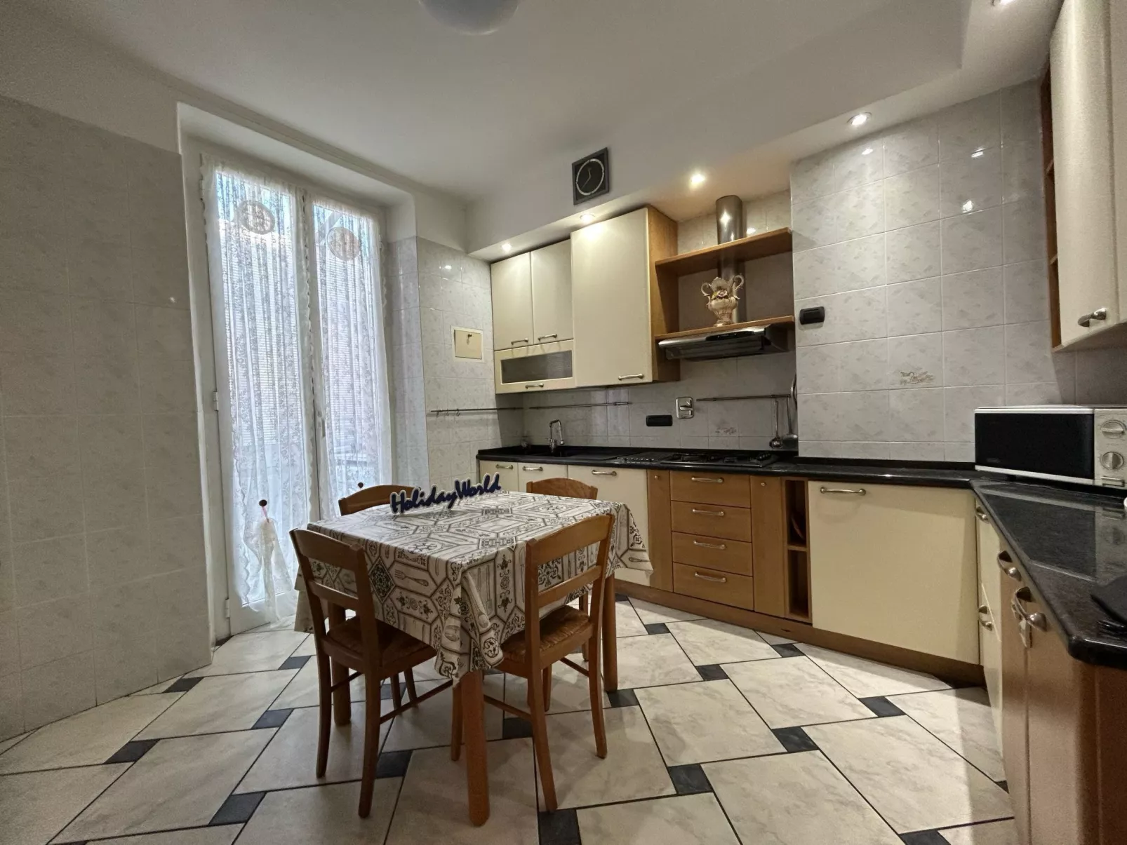 Il Cielo Con Un Dito by Holiday World-Binnen