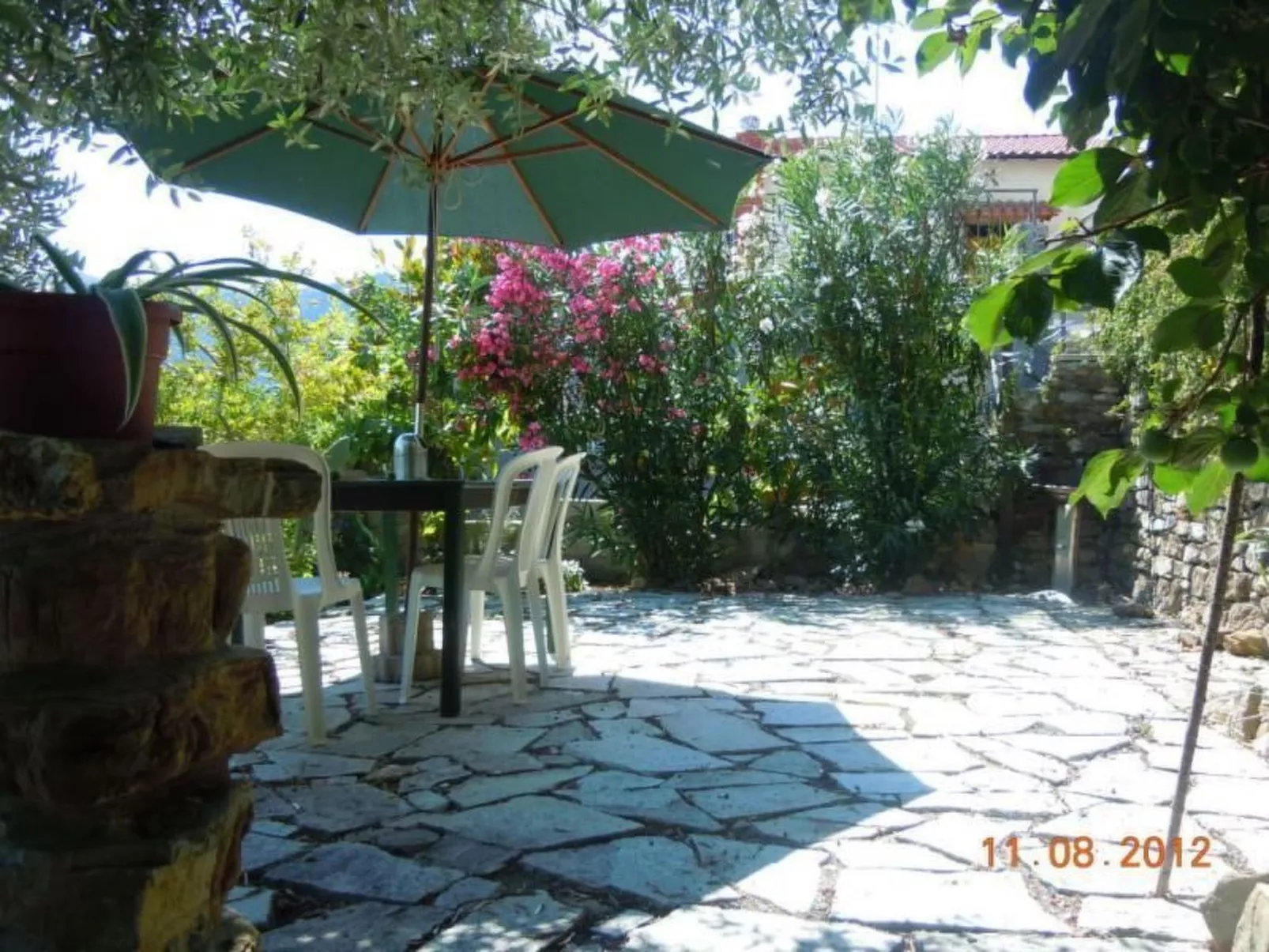 Schönes Ferienhaus mit Garten und Whirlpool-Buiten