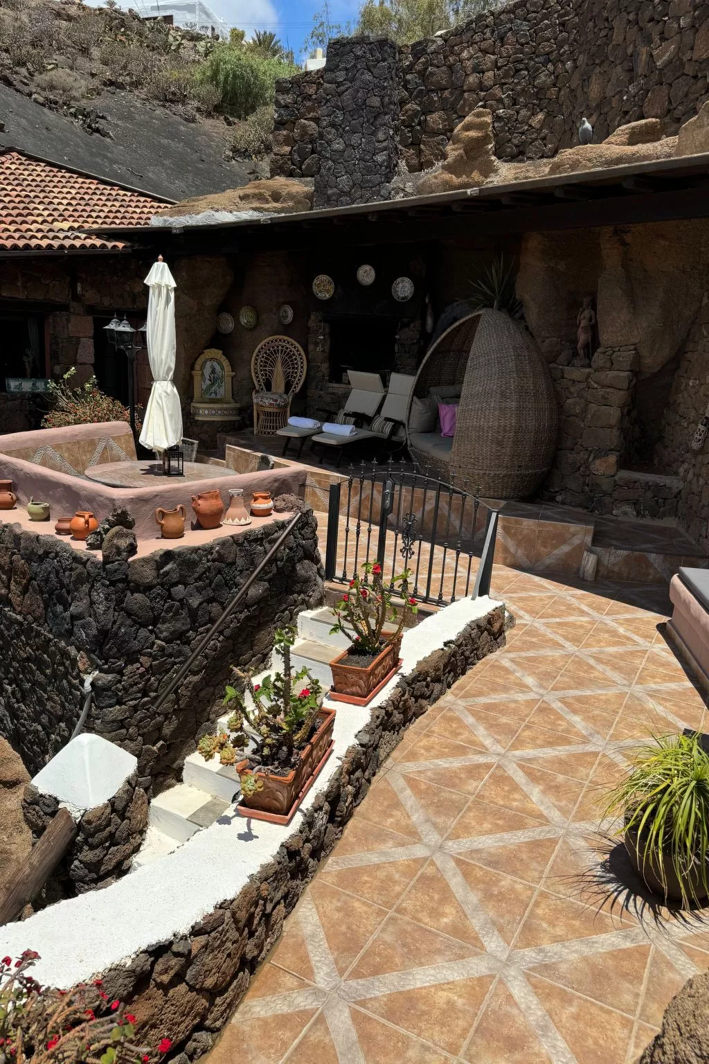 Schlafen in einer vulkanischen Höhle-Buiten