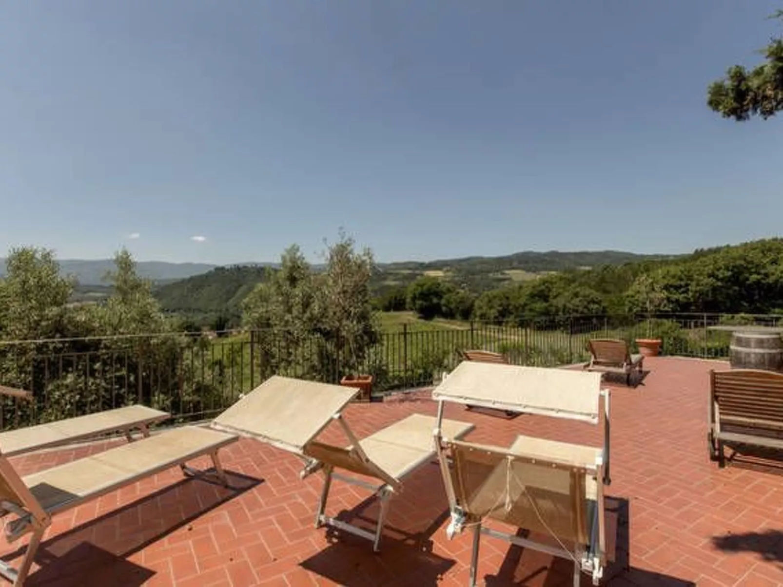 Lindenhaussiedlung mit Gemeinschaftspool-Image-tags.info