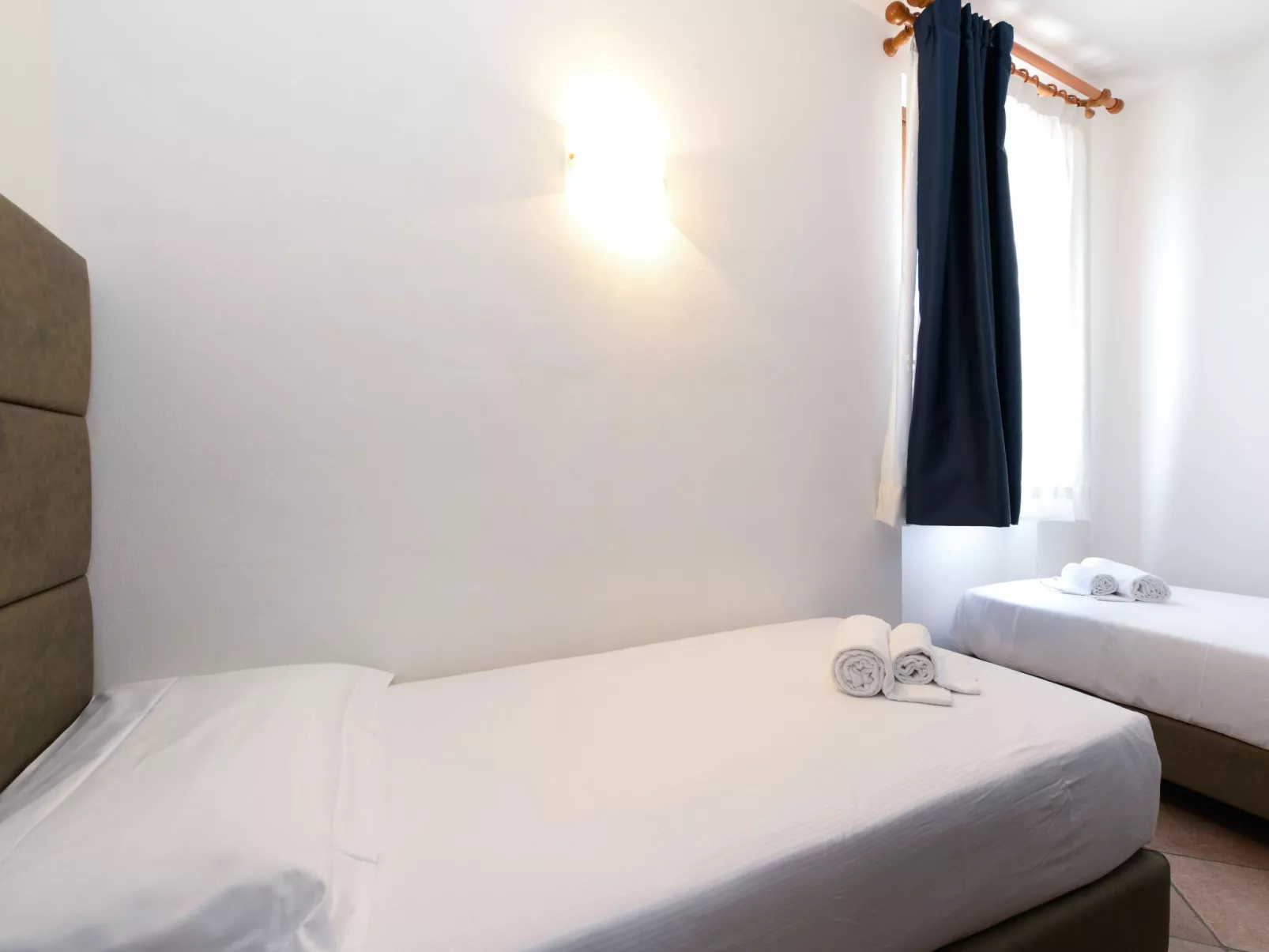 Wohnung mit Balkon, Schwimmbad und Seeblick-Binnen