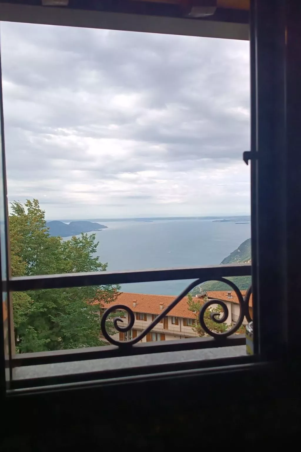 In einer Villa mit Garten und Blick auf den Gardasee-Image-tags.info