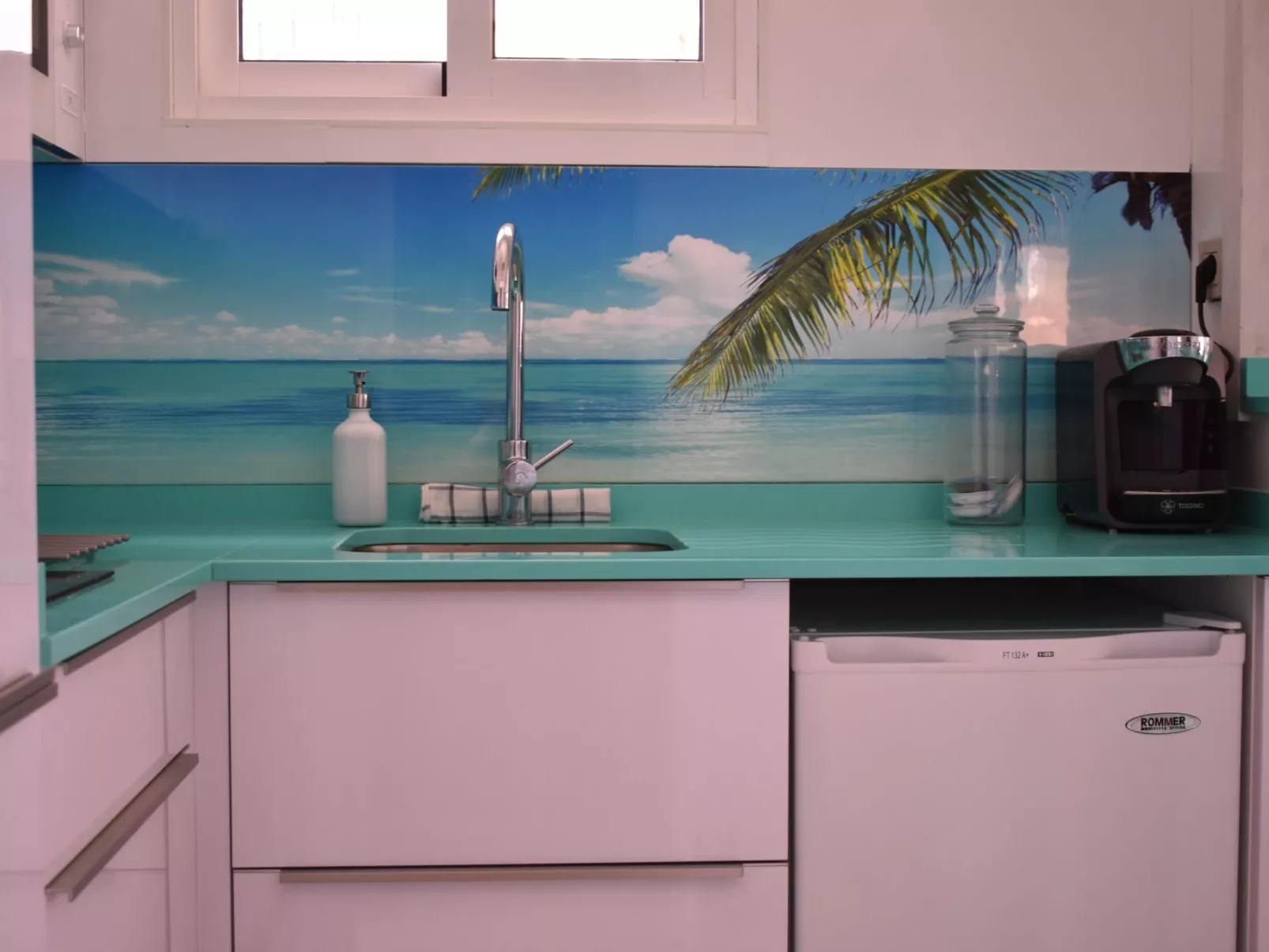 Helle und renovierte Ferienwohnung mit Balkon und tollem Blick auf das Meer - Buiten