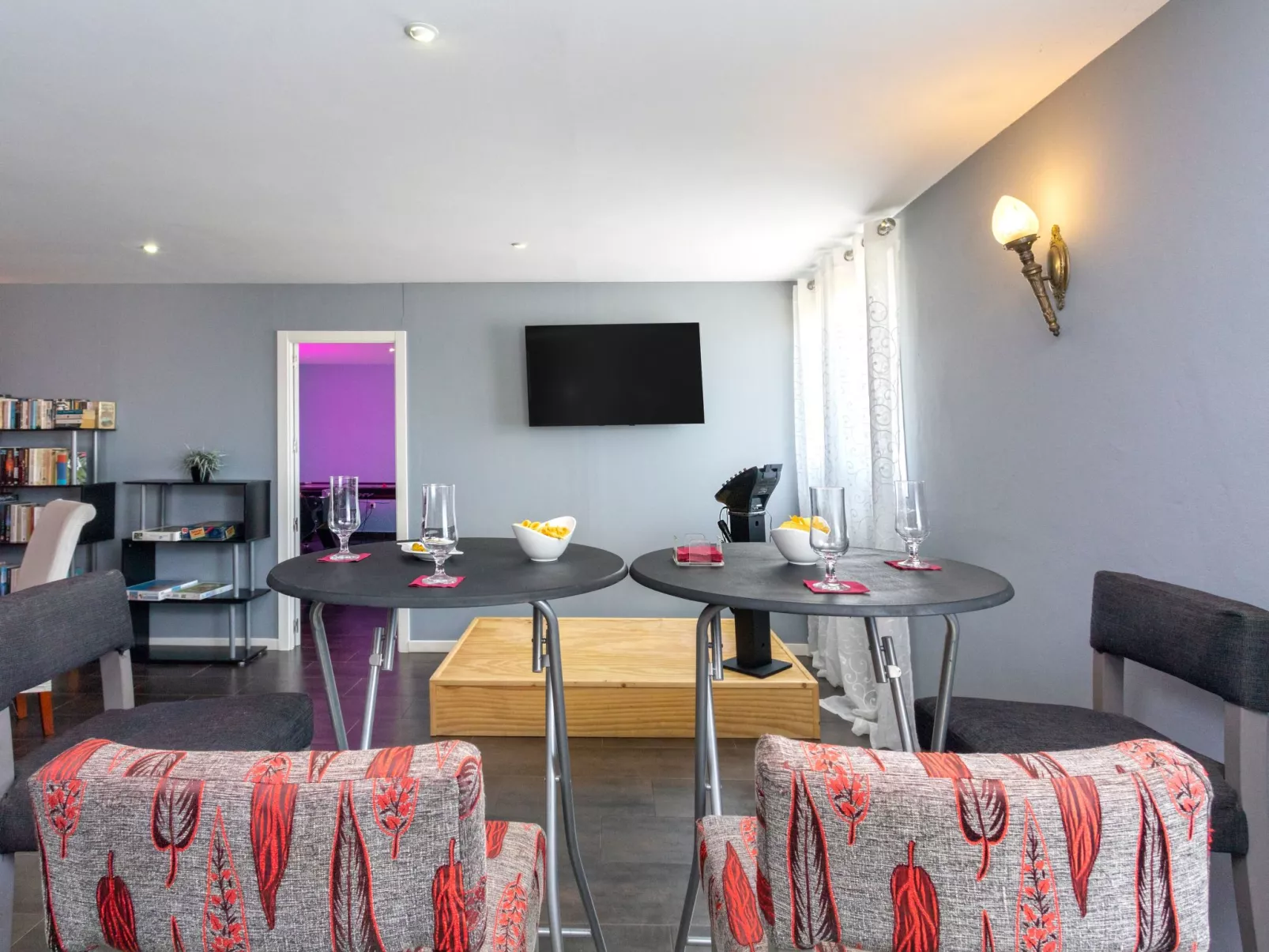 Spa-Spielzimmer mit Außen-Whirlpool und Schwimmbad-Binnen