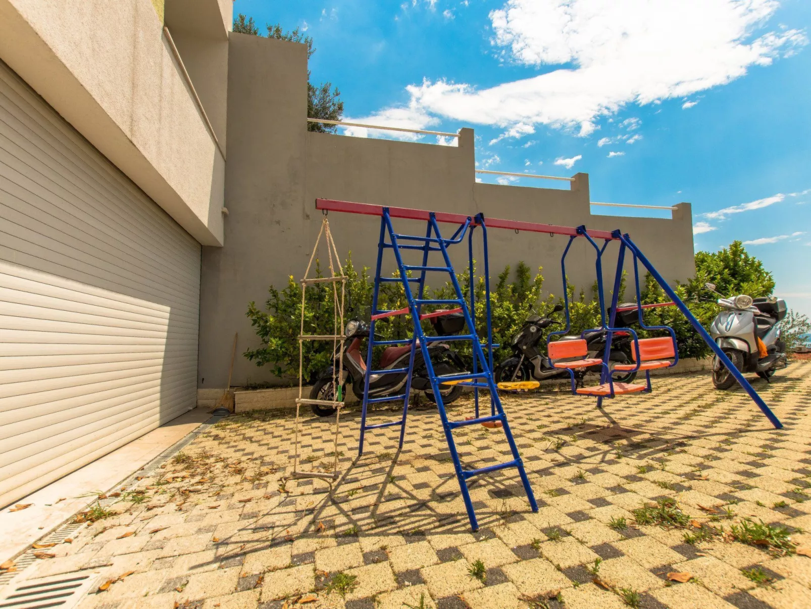 Ozzi mit privatem Pool-Buiten