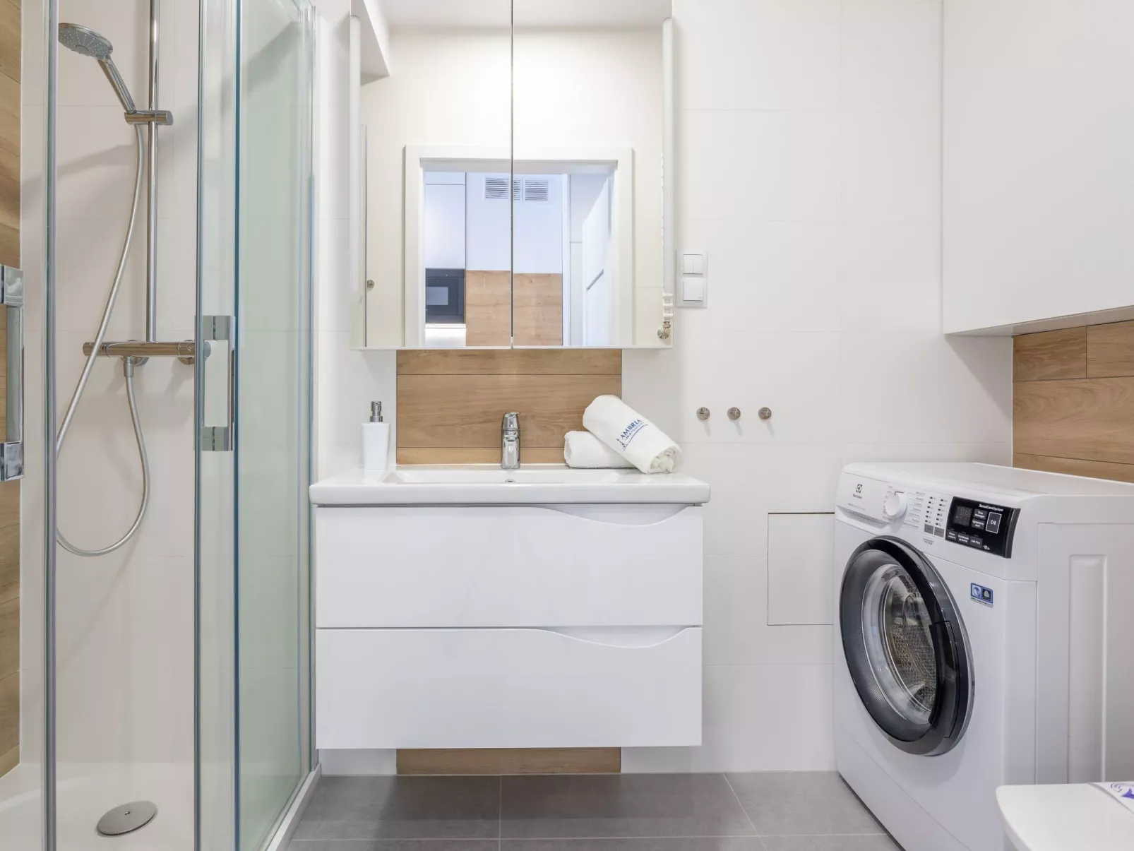 Helle Ferienwohnung Albus direkt am Strand