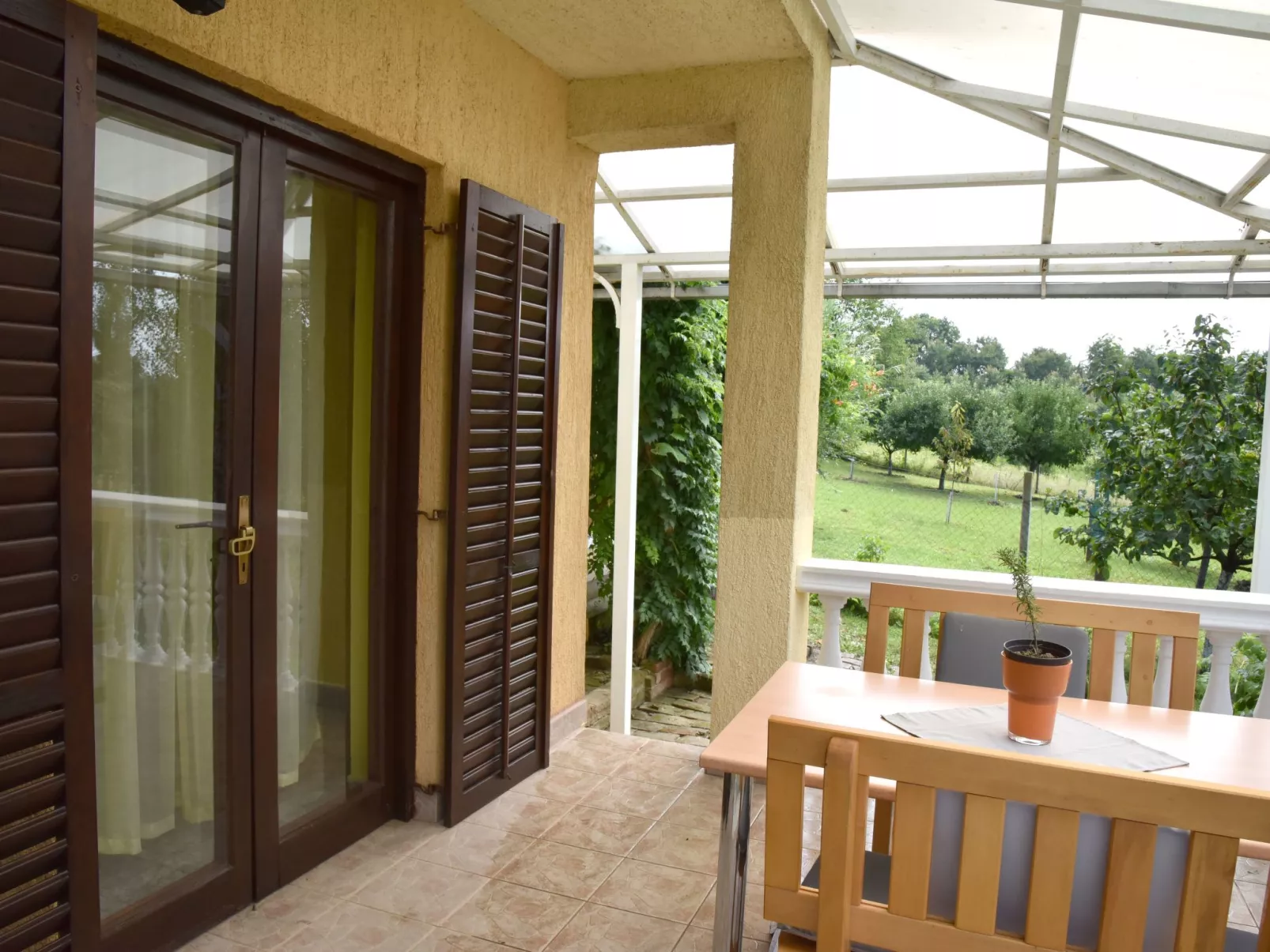 Hütte mit Garten, Grill und Terrasse-Buiten