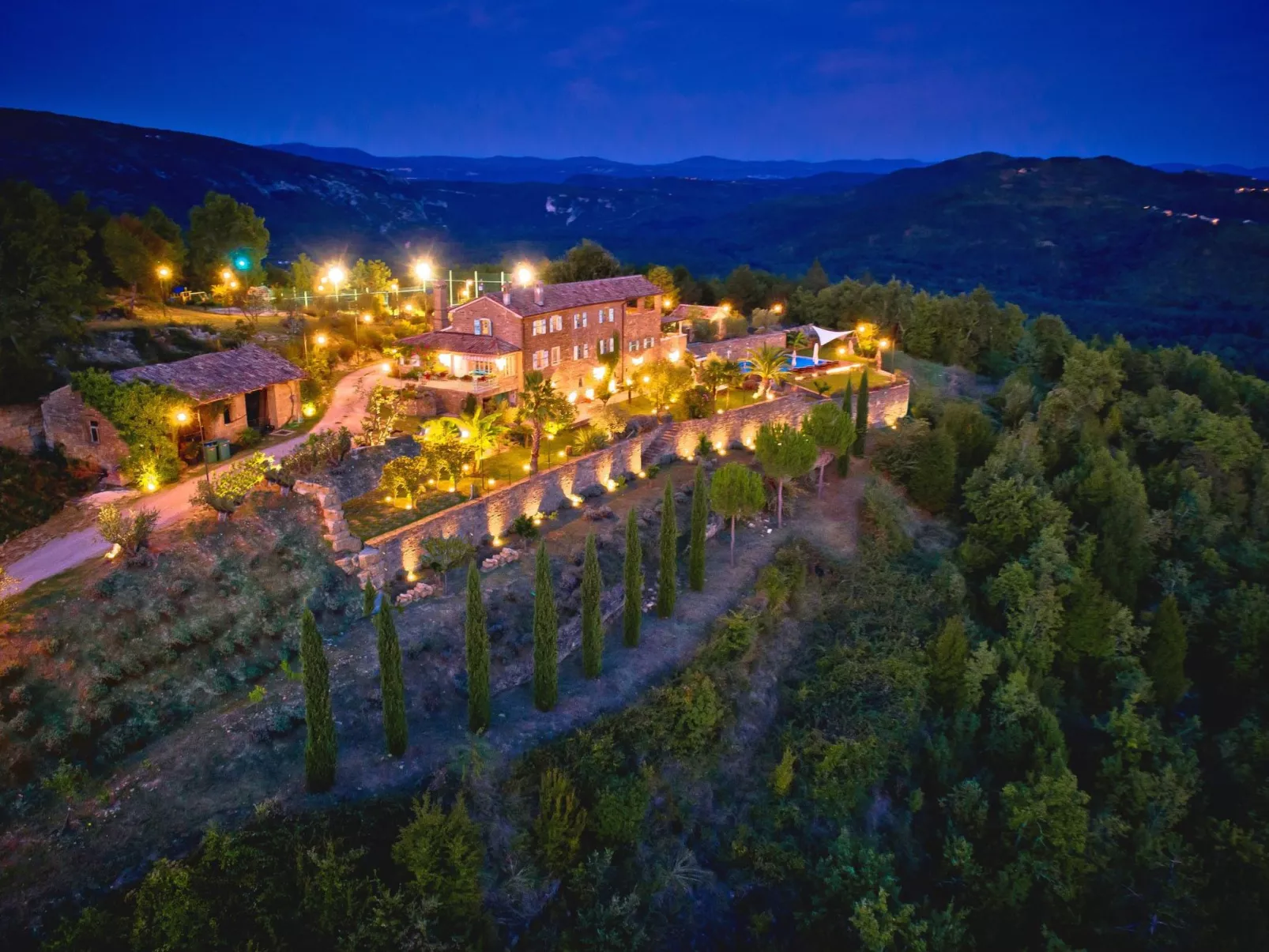 Tolle Villa Sancta Maria Motovun mit Pool-Buiten