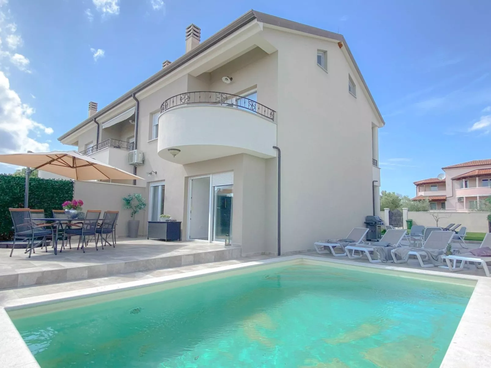 "Hanna" mit privatem Pool-Buiten