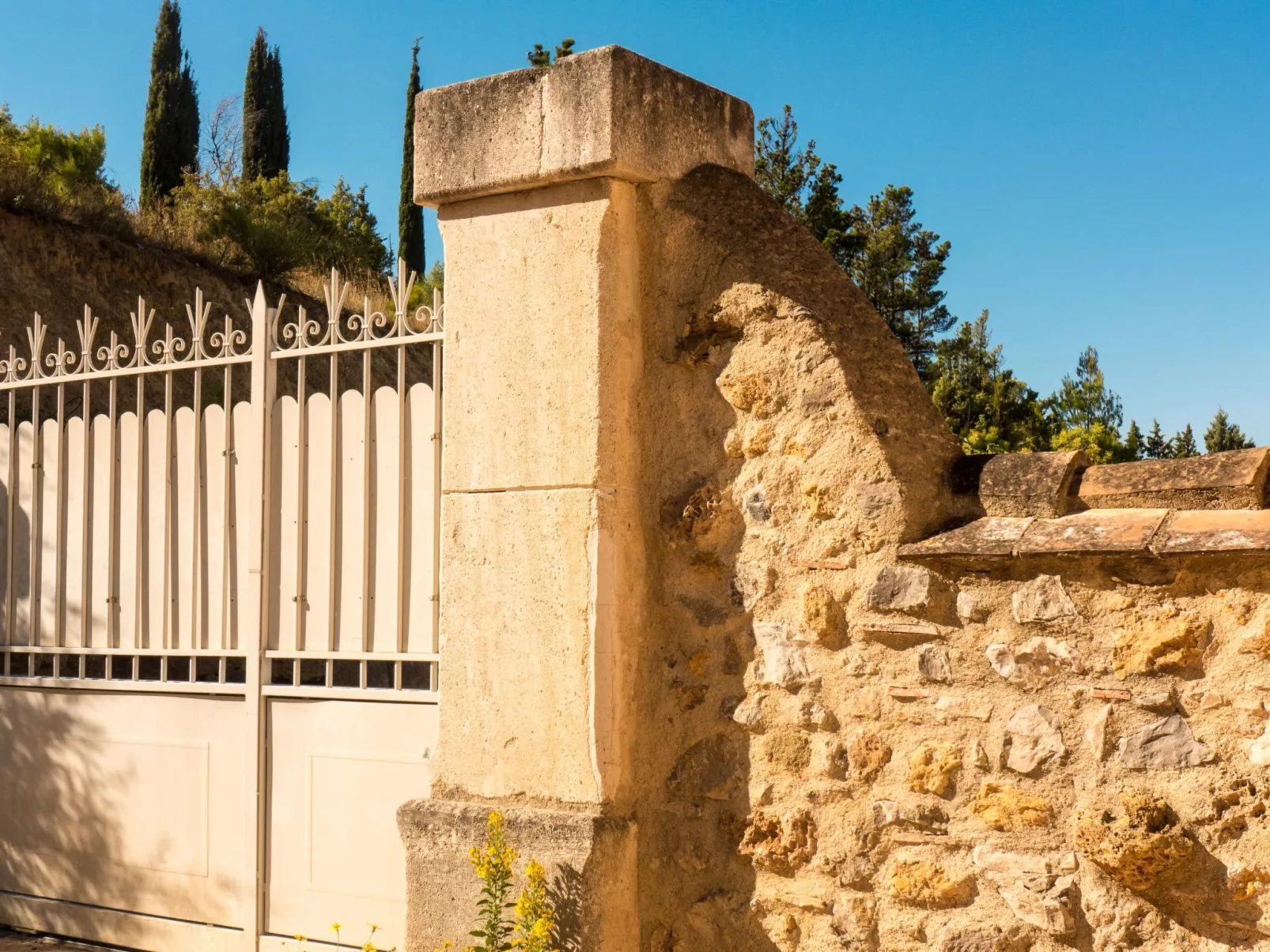 Komfortables Ferienhaus mit Privatpool-Buiten