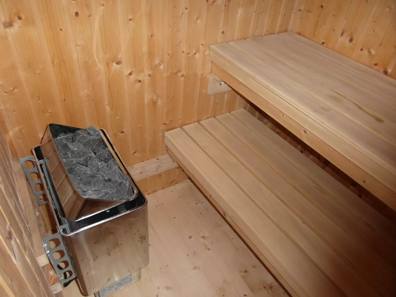 Traditionelles Haus, umgeben von Wäldern in Ralsko-Binnen