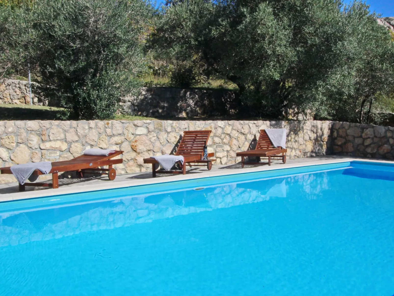 Renoviertes Steinhaus mit Garten und Pool ideal für ein erholsamen Urlaub-Buiten