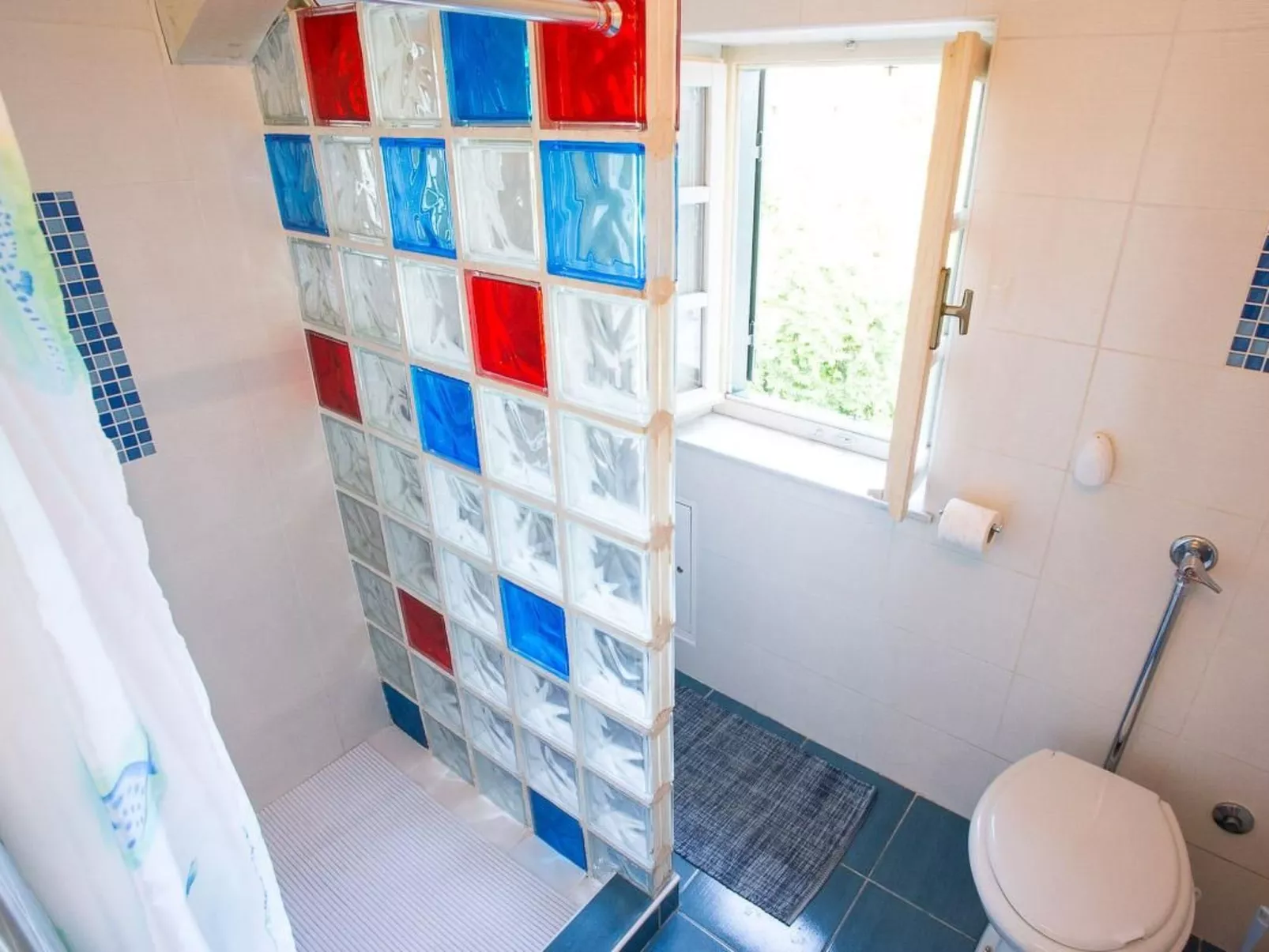 Haus mit modernem Interieur und einer alten Taverne - Binnen